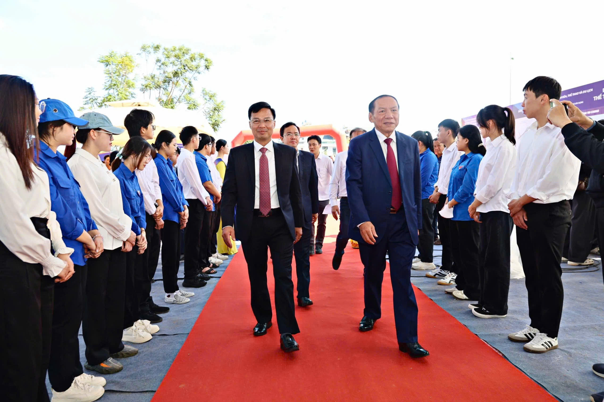 Menteri Nguyen Van Hung menghadiri upacara peletakan batu pertama Pusat Pelatihan Olahraga Nasional di Dalat - foto 1