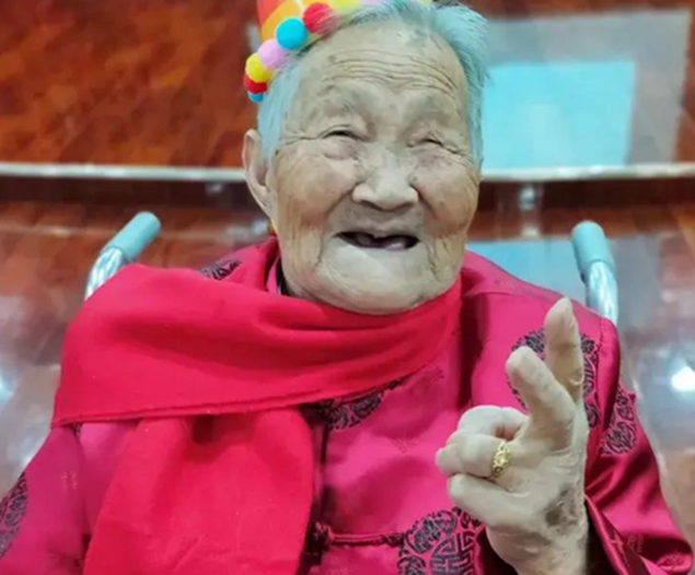 Cụ b&agrave;i 102 tuổi vẫn tự may tất v&aacute; gi&agrave;y, tiết lộ b&iacute; quyết sống thọ: Loại nước b&agrave; uống mỗi ng&agrave;y khiến nhiều người bất ngờ- Ảnh 1.