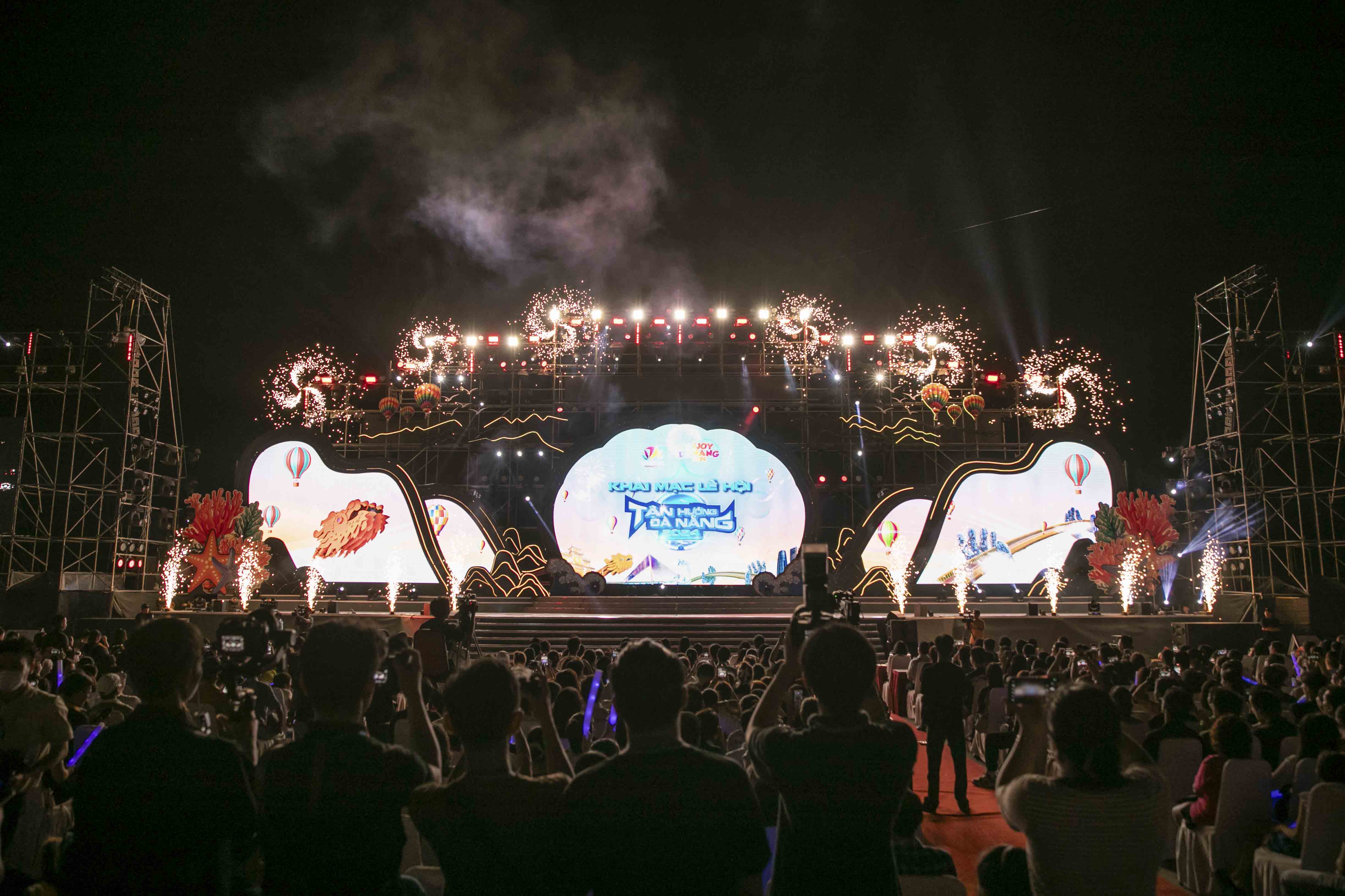 Da Nang er fargerik med den storslåtte åpningskonserten for sommerfestivalen i 2025 - bilde 1