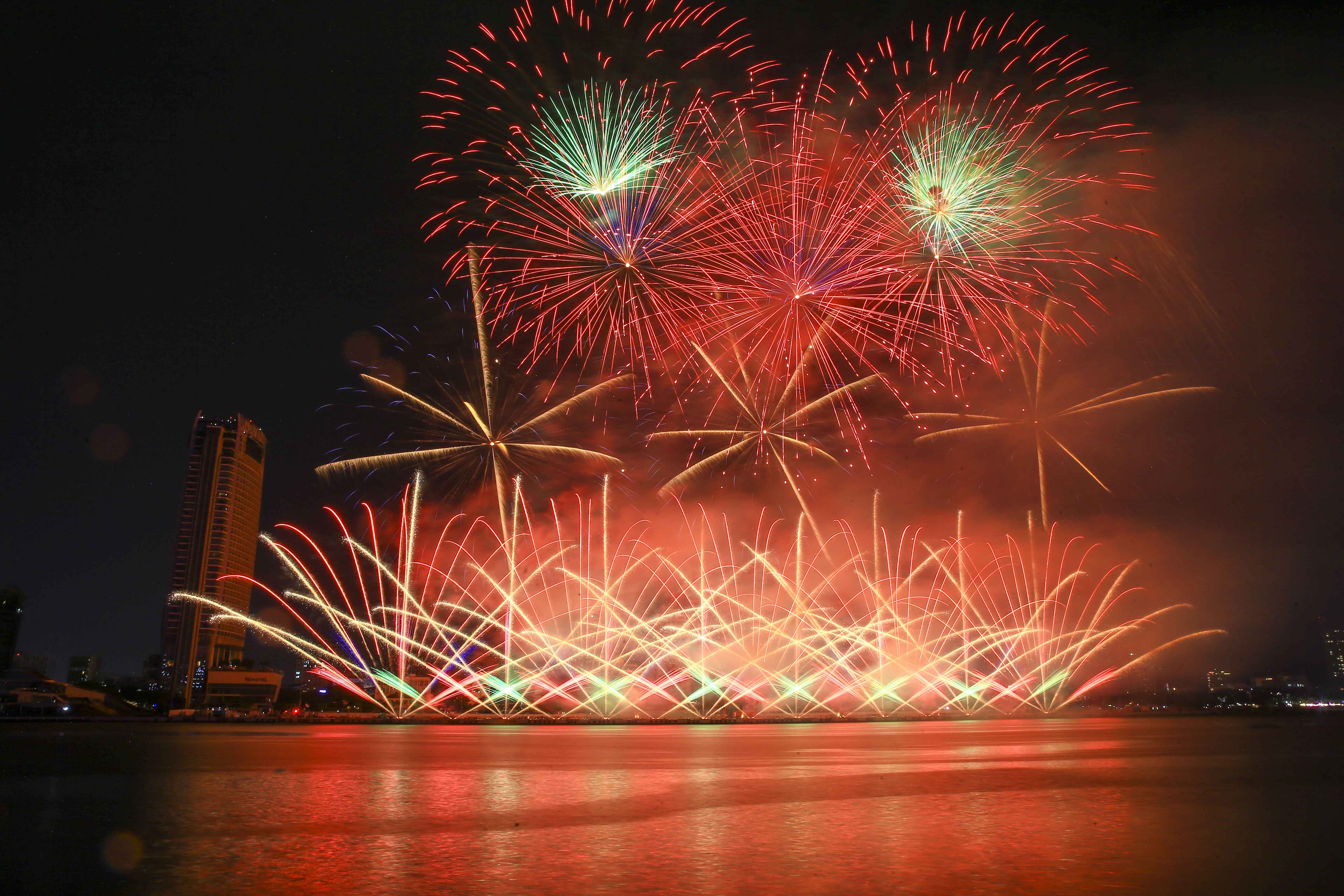 Řeka Han se rozzářila během soutěžního večera mezi Koreou a Itálií - foto 1