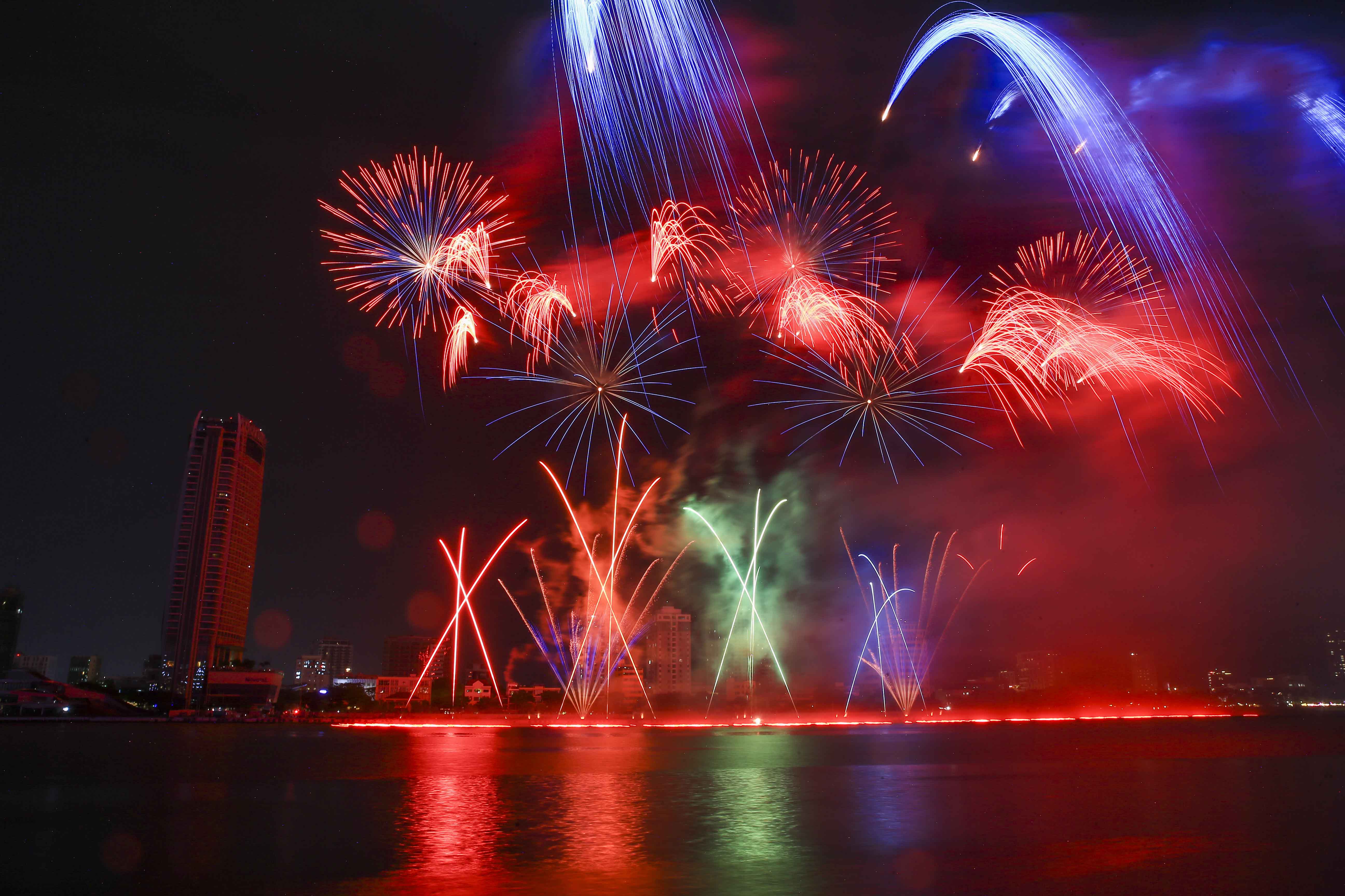 Řeka Han se rozzářila v noci soutěže mezi Koreou a Itálií - foto 2