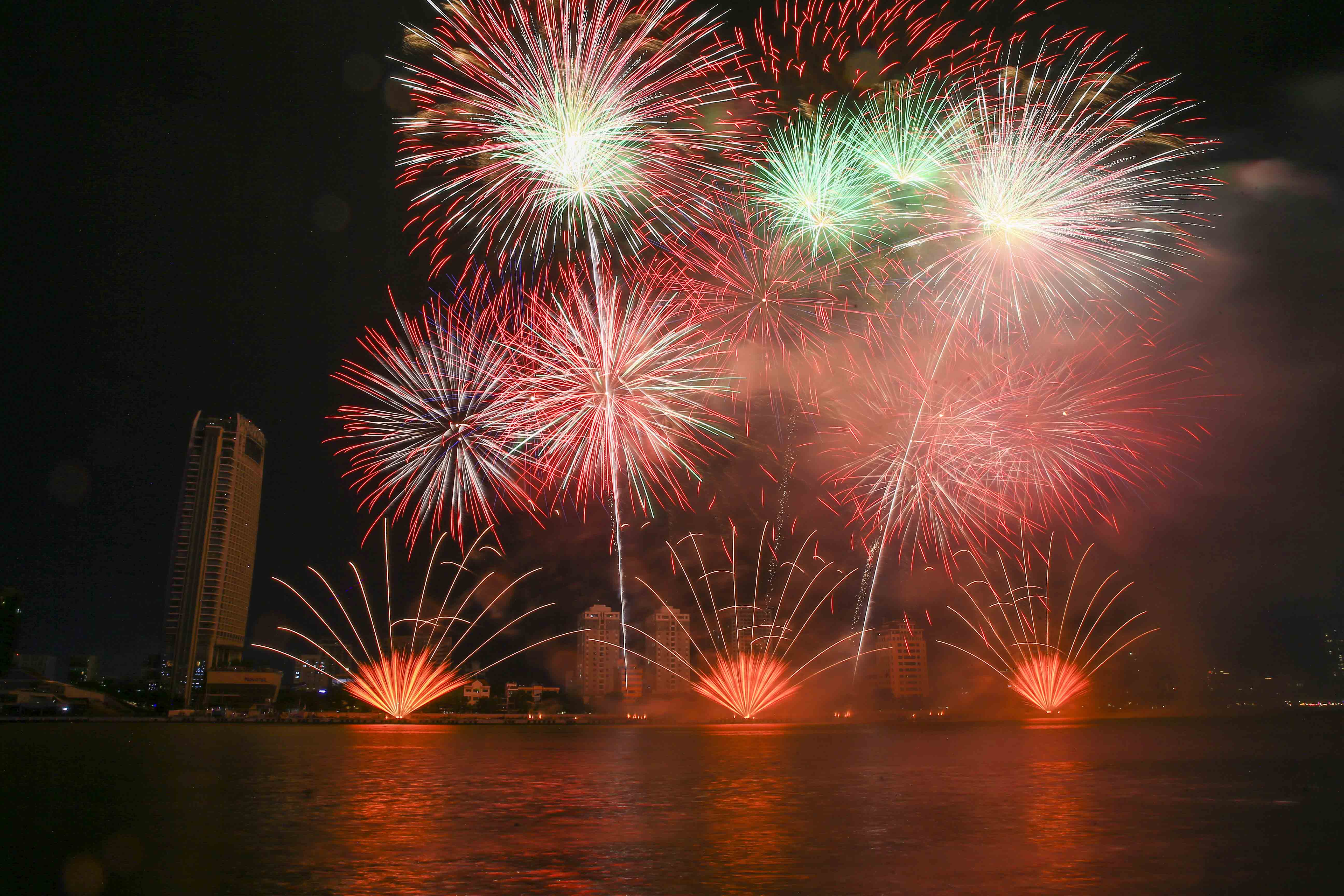 Řeka Han se rozzářila během soutěžního večera mezi Koreou a Itálií - foto 3