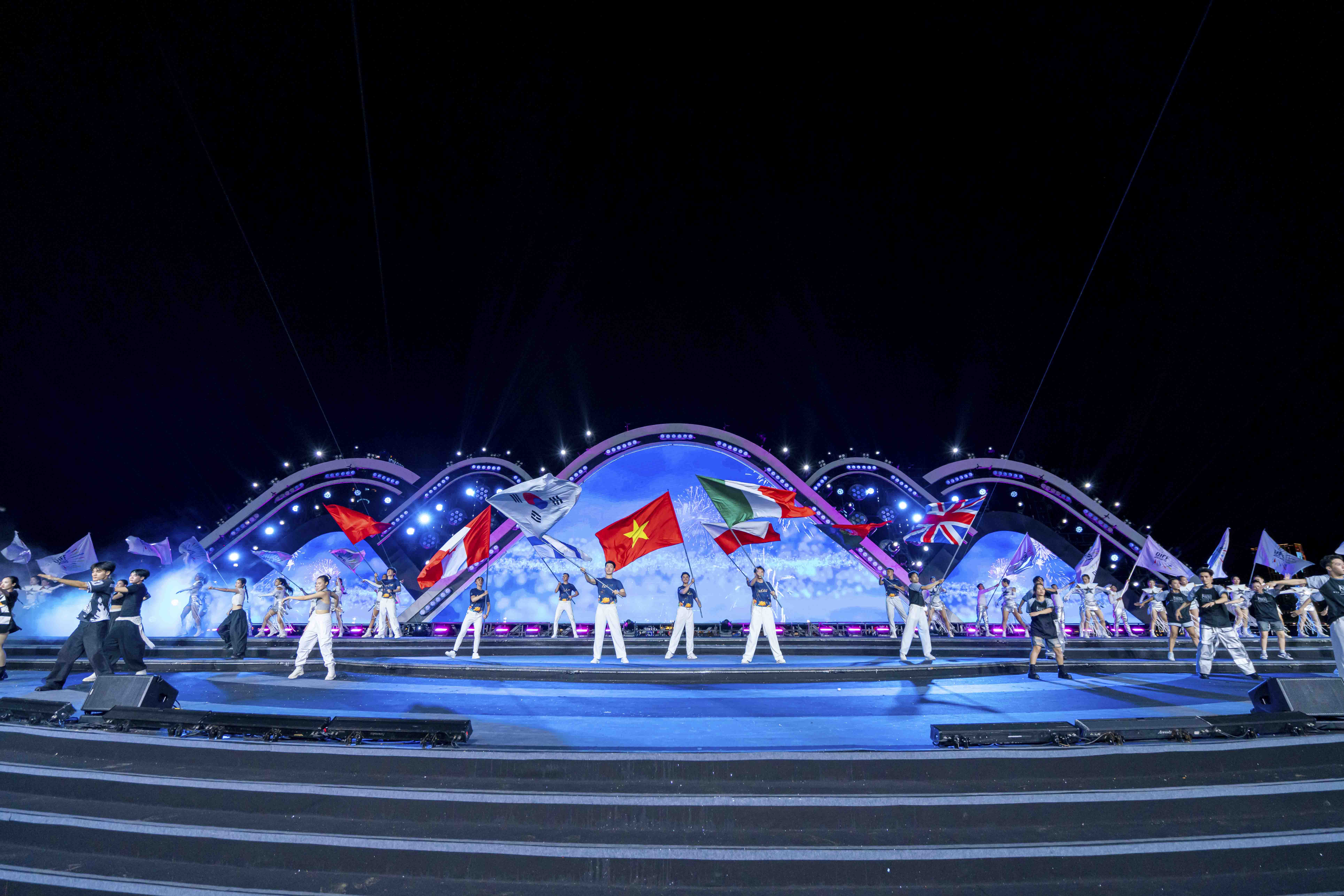 কোরিয়া বনাম ইতালি, ডিআইএফএফ ২০২৫-এর ৫ম রাত হান নদীতে বিস্ফোরণের প্রতিশ্রুতি - ছবি ৫