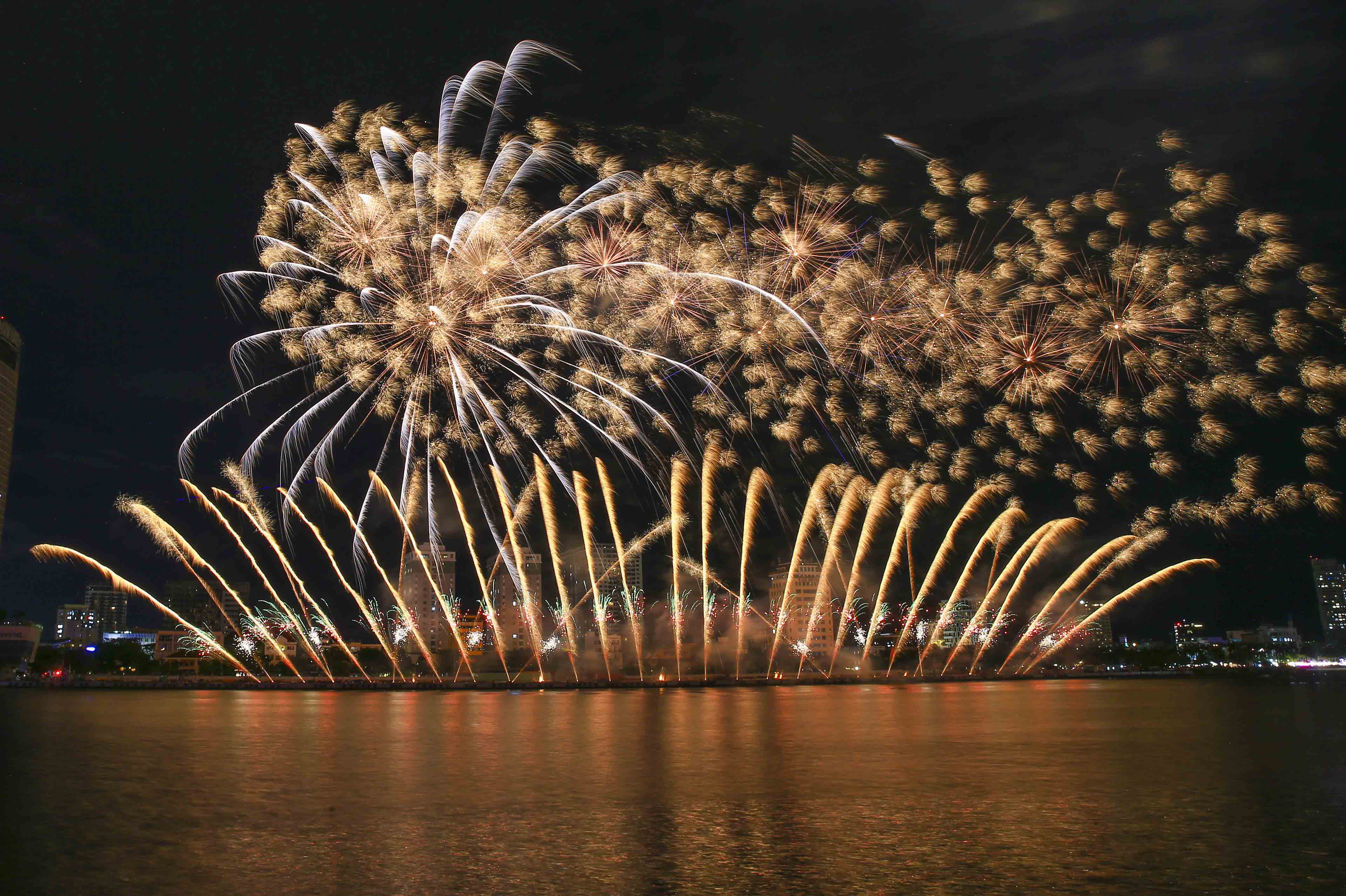 Řeka Han se rozzářila během soutěžního večera mezi Koreou a Itálií - foto 4