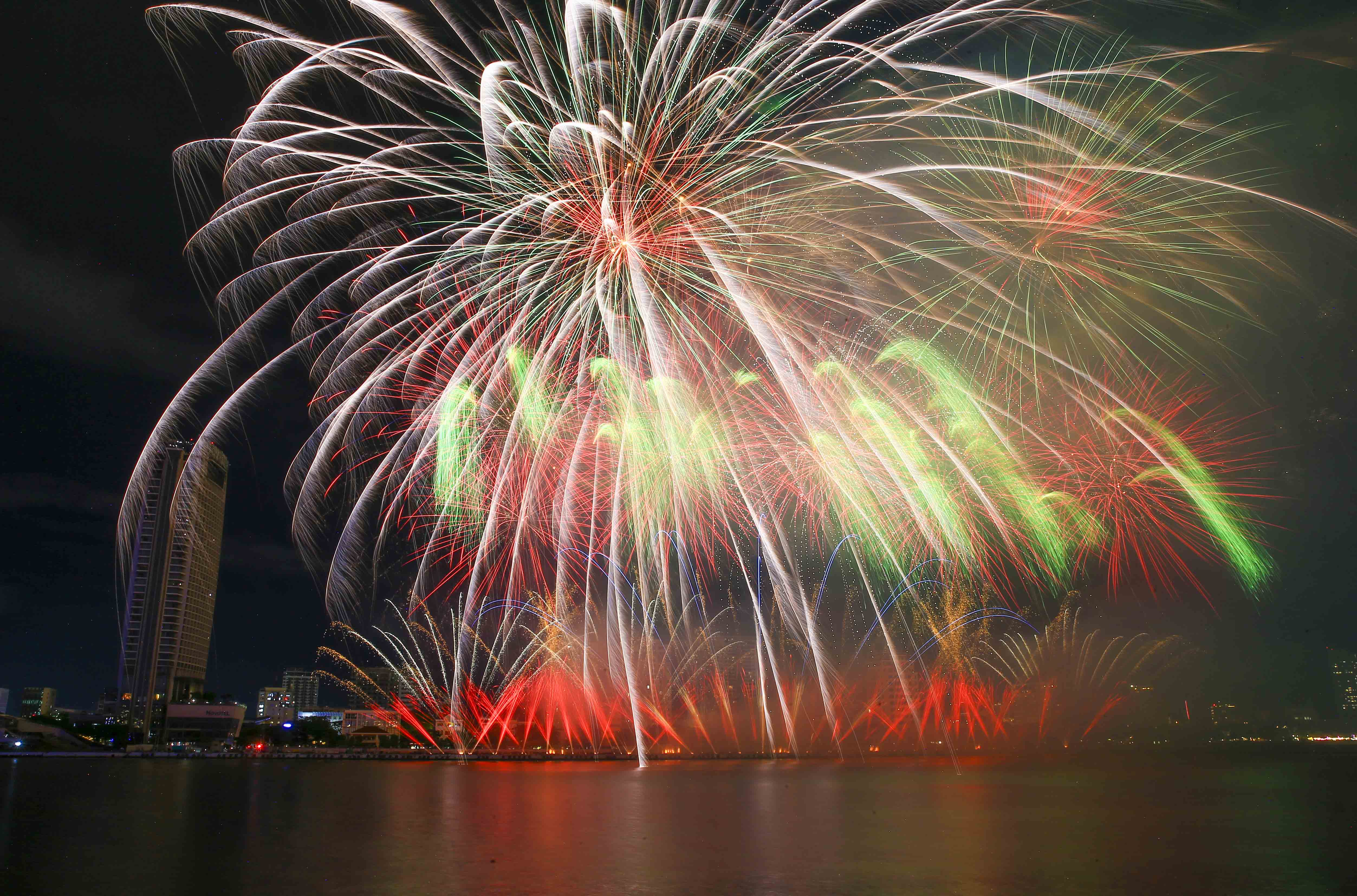 Řeka Han se rozzářila během soutěžního večera mezi Koreou a Itálií - foto 5