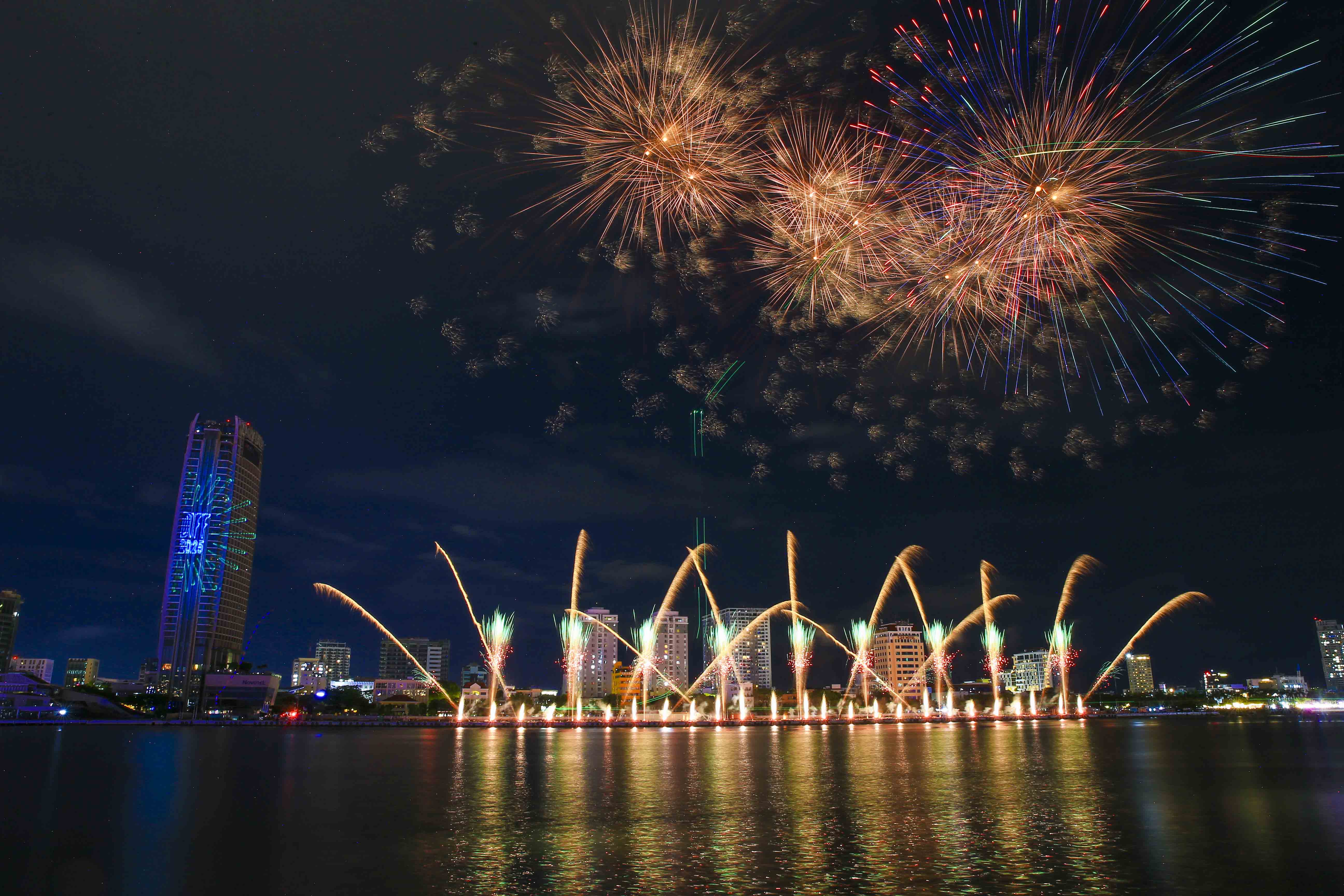 Řeka Han se rozzářila během soutěžního večera mezi Koreou a Itálií - foto 6
