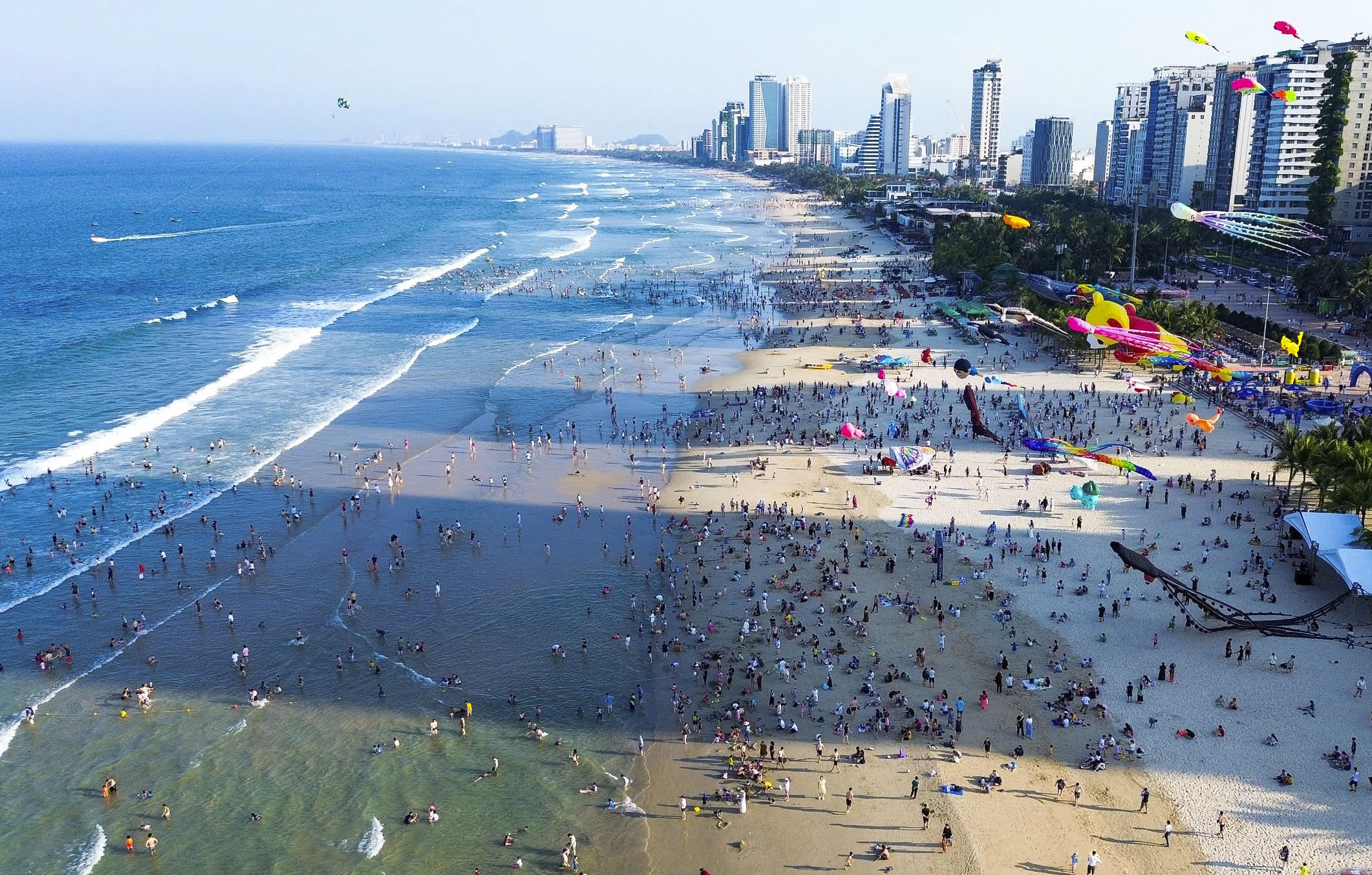 Com a melhoria da qualidade do turismo, Da Nang verá uma explosão de turistas no verão de 2025 - foto 6