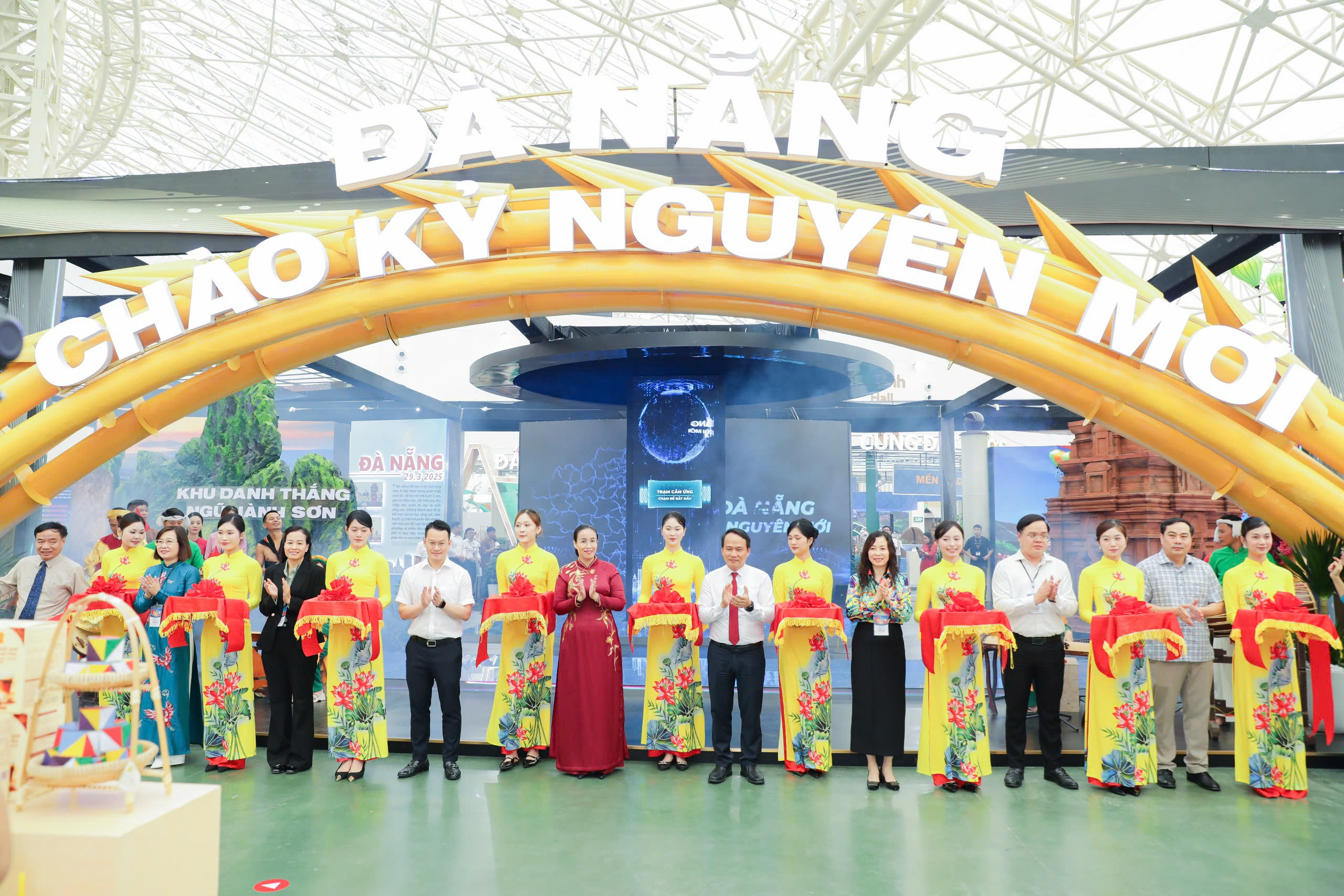 Da Nang ចាប់អារម្មណ៍ជាមួយស្តង់បច្ចេកវិទ្យានៅឯពិព័រណ៍សមិទ្ធិផលជាតិ - រូបថត ១