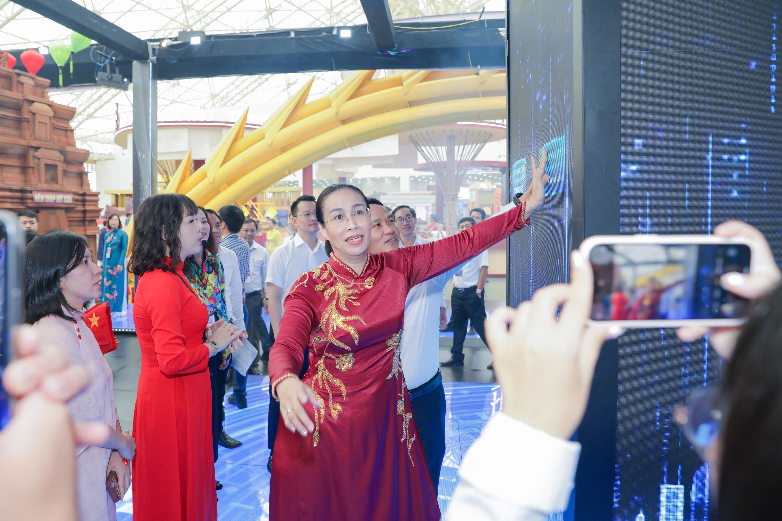 Da Nang ចាប់អារម្មណ៍ជាមួយស្តង់បច្ចេកវិទ្យានៅឯពិព័រណ៍សមិទ្ធិផលជាតិ - រូបថត ៤