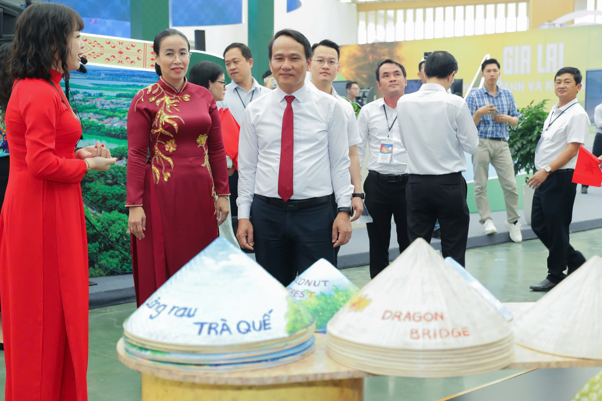 Da Nang ចាប់អារម្មណ៍ជាមួយស្តង់បច្ចេកវិទ្យានៅឯពិព័រណ៍សមិទ្ធិផលជាតិ - រូបថត ៧