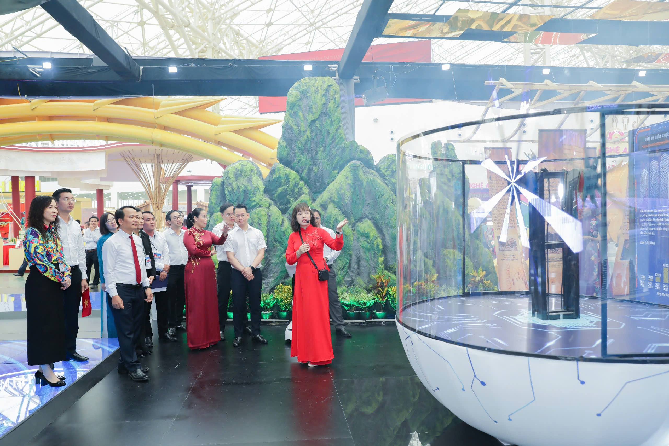 Da Nang ចាប់អារម្មណ៍ជាមួយស្តង់បច្ចេកវិទ្យានៅឯពិព័រណ៍សមិទ្ធិផលជាតិ - រូបថត ២