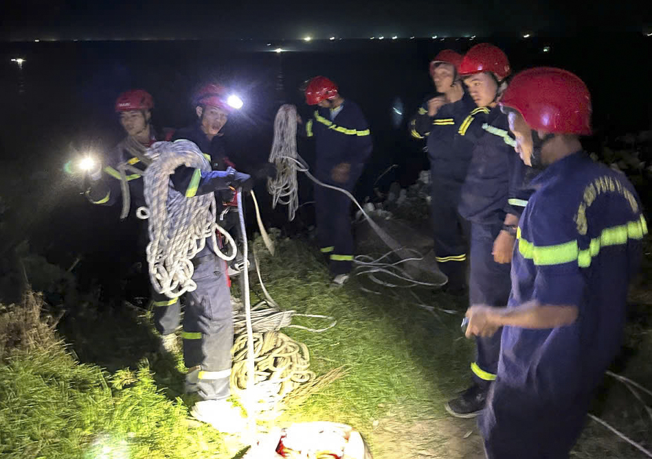 Rescuing a female student who fell into a ravine on Son Tra Peninsula.