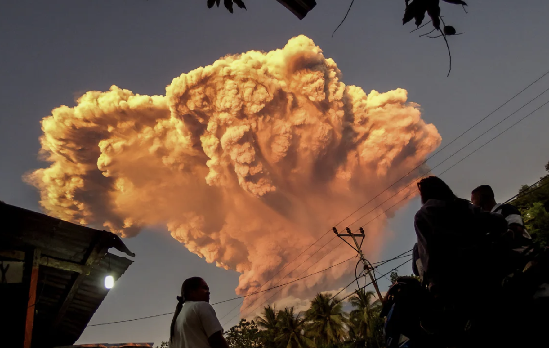 আগ্নেয়গিরি থেকে ১০ কিলোমিটার উঁচুতে ছাই উড়ছে, শেষ মুহূর্তে বালিতে কয়েক ডজন ফ্লাইট বাতিল - ছবি ১