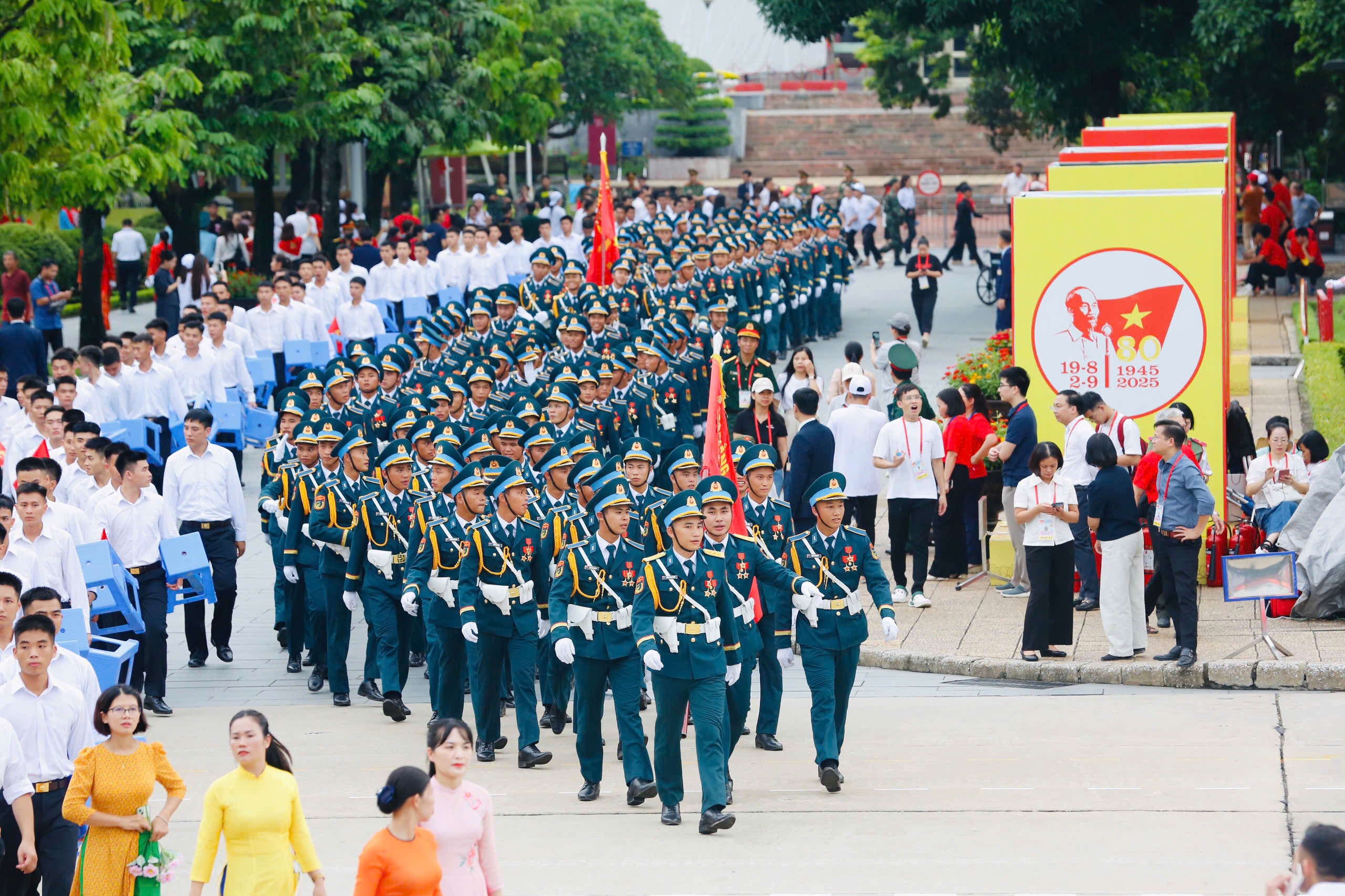 ສະໜາມຫຼວງ Ba Dinh ມີຄວາມສະຫງ່າງາມ ແລະສະຫງ່າງາມກ່ອນການຊ້ອມຮົບ - ພາບ 3