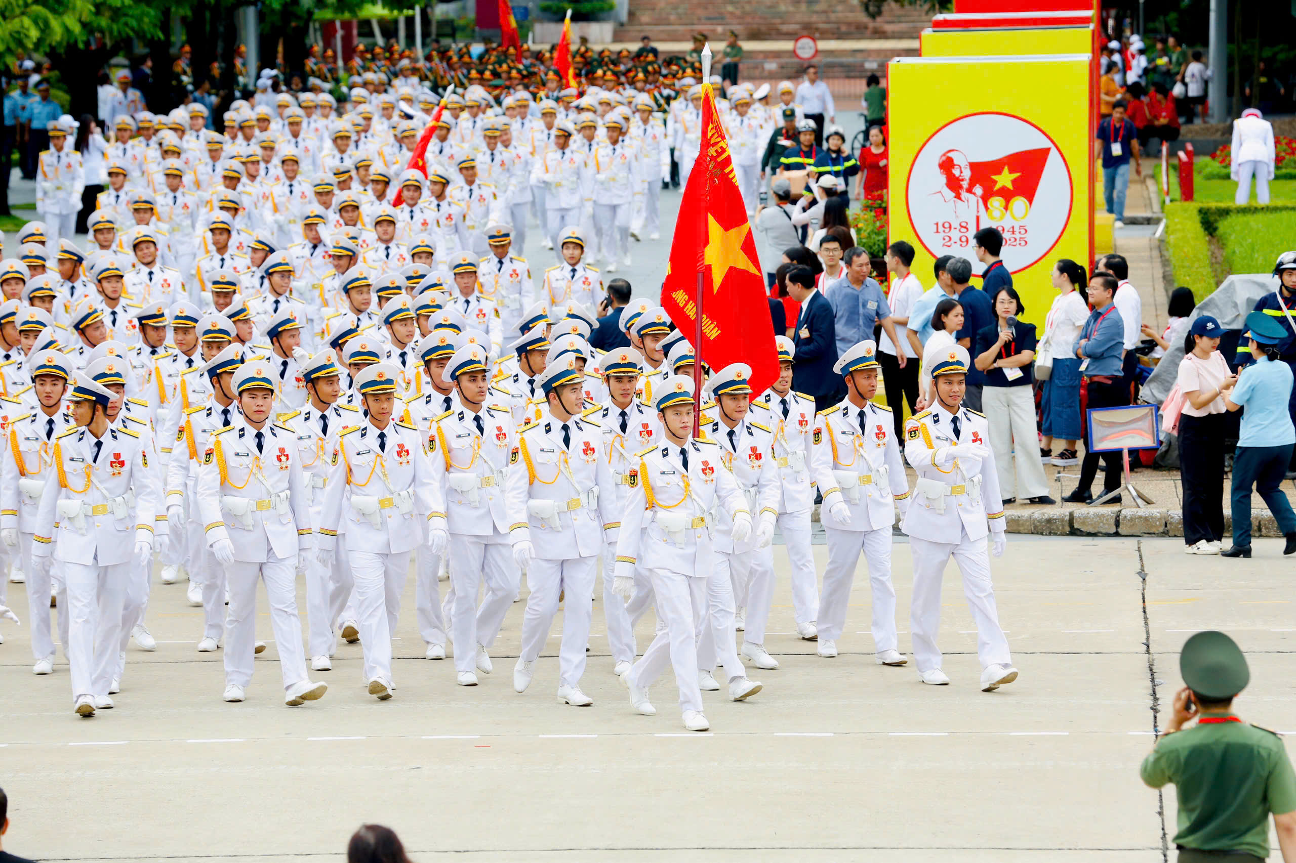 ສະໜາມຫຼວງ Ba Dinh ມີຄວາມສະຫງ່າງາມ ແລະສະຫງ່າງາມກ່ອນການຊ້ອມຮົບ - ພາບ 5