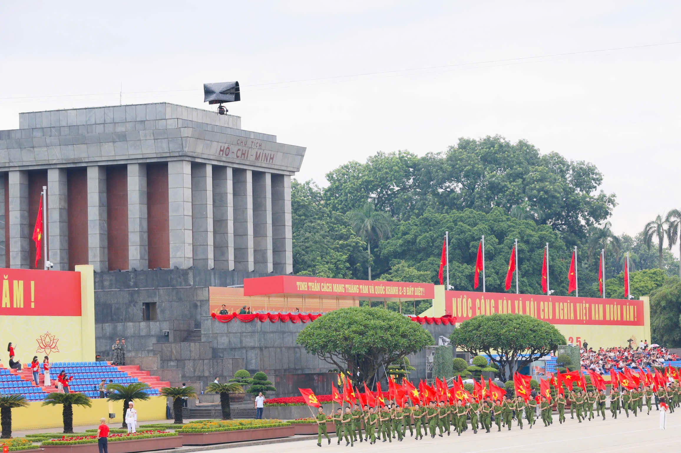 ສະໜາມຫຼວງ Ba Dinh ມີຄວາມສະຫງ່າງາມ ແລະສະຫງ່າງາມກ່ອນການຊ້ອມຮົບ - ຮູບ 7