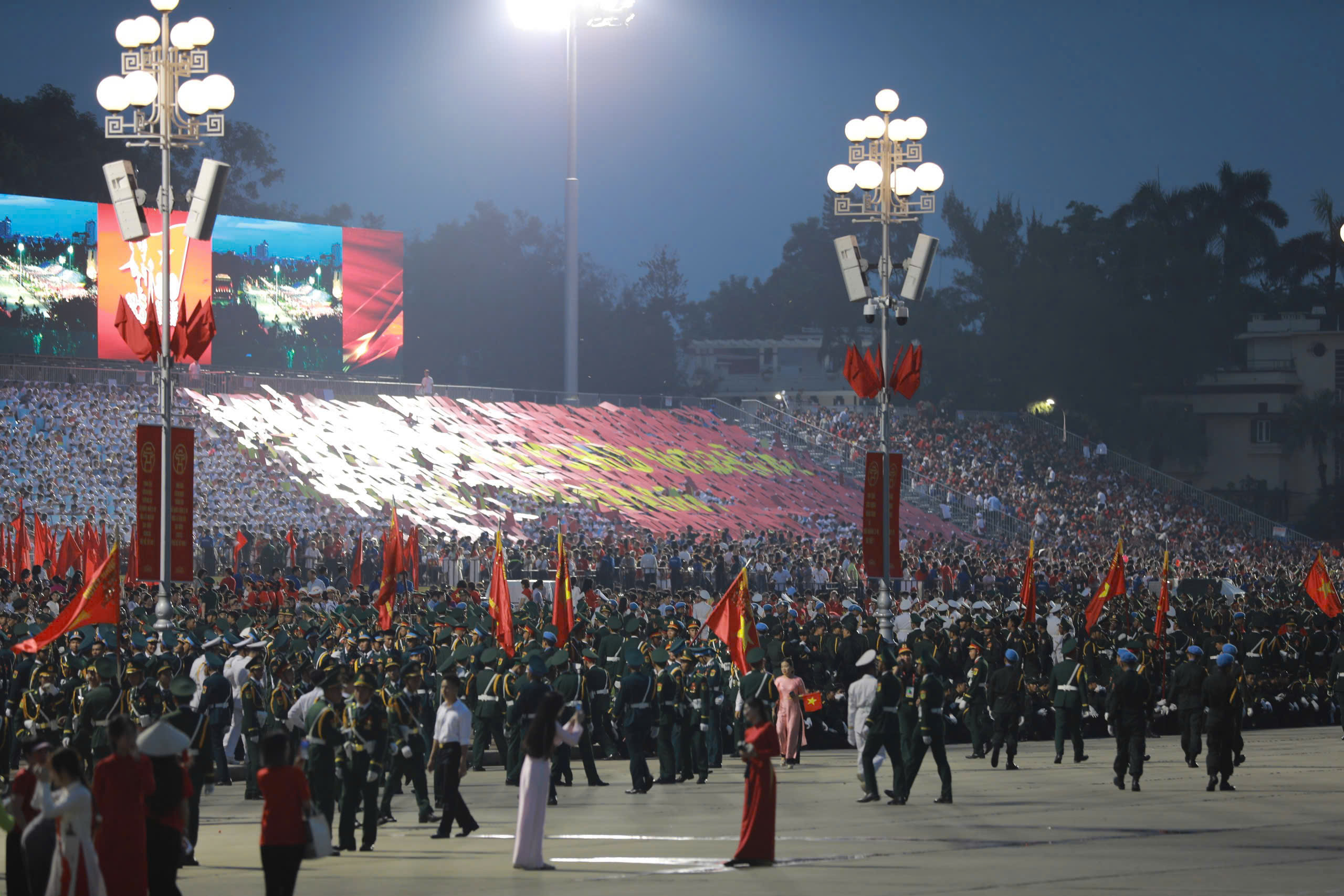 ສະໜາມຫຼວງ Ba Dinh ມີຄວາມສະຫງ່າງາມ ແລະສະຫງ່າງາມກ່ອນການຊ້ອມຮົບ - ພາບ 10
