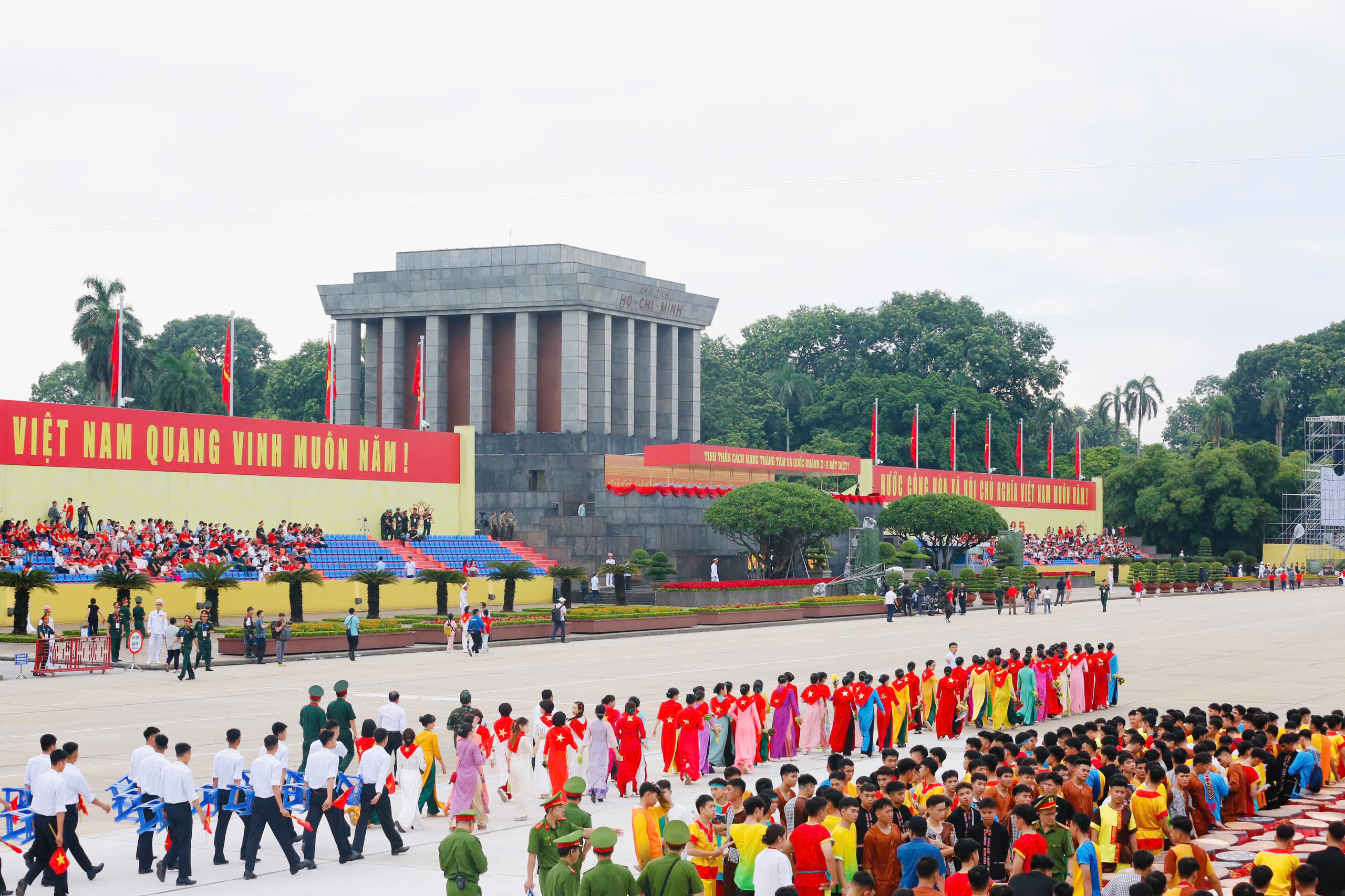ສະໜາມຫຼວງ Ba Dinh ມີຄວາມສະຫງ່າງາມ ແລະສະຫງ່າງາມກ່ອນການຊ້ອມຮົບ - ພາບ 1