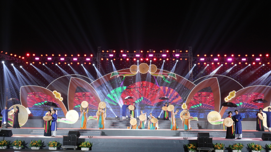 Bac Ninh fyrte opp fyrverkeri og organiserte et spesielt kunstprogram for å feire provinsens grunnleggelse - bilde 1