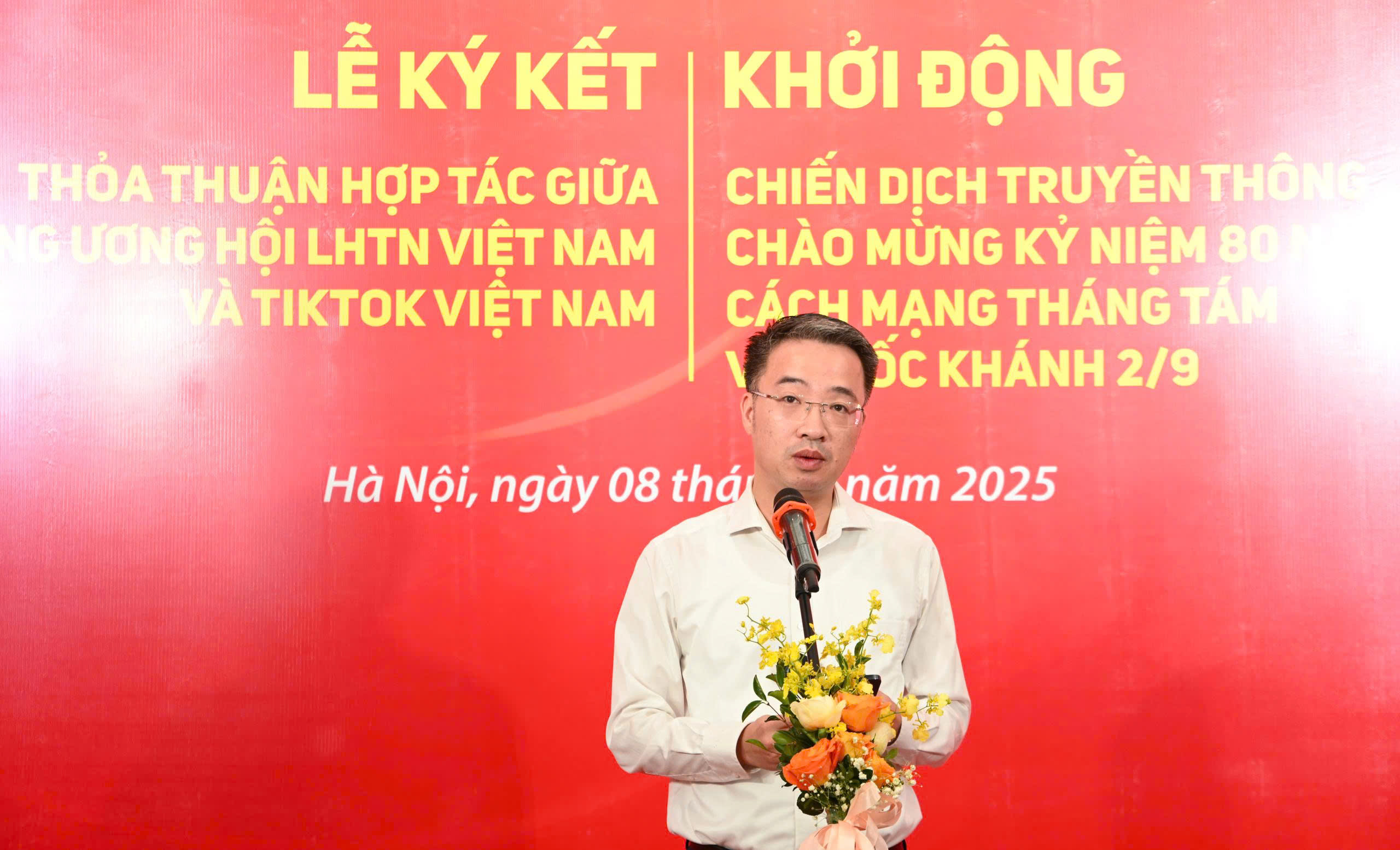 Rozdmýchávání ohně „Miluji svou vlast“ mezi mladými lidmi svým vlastním způsobem - foto 1