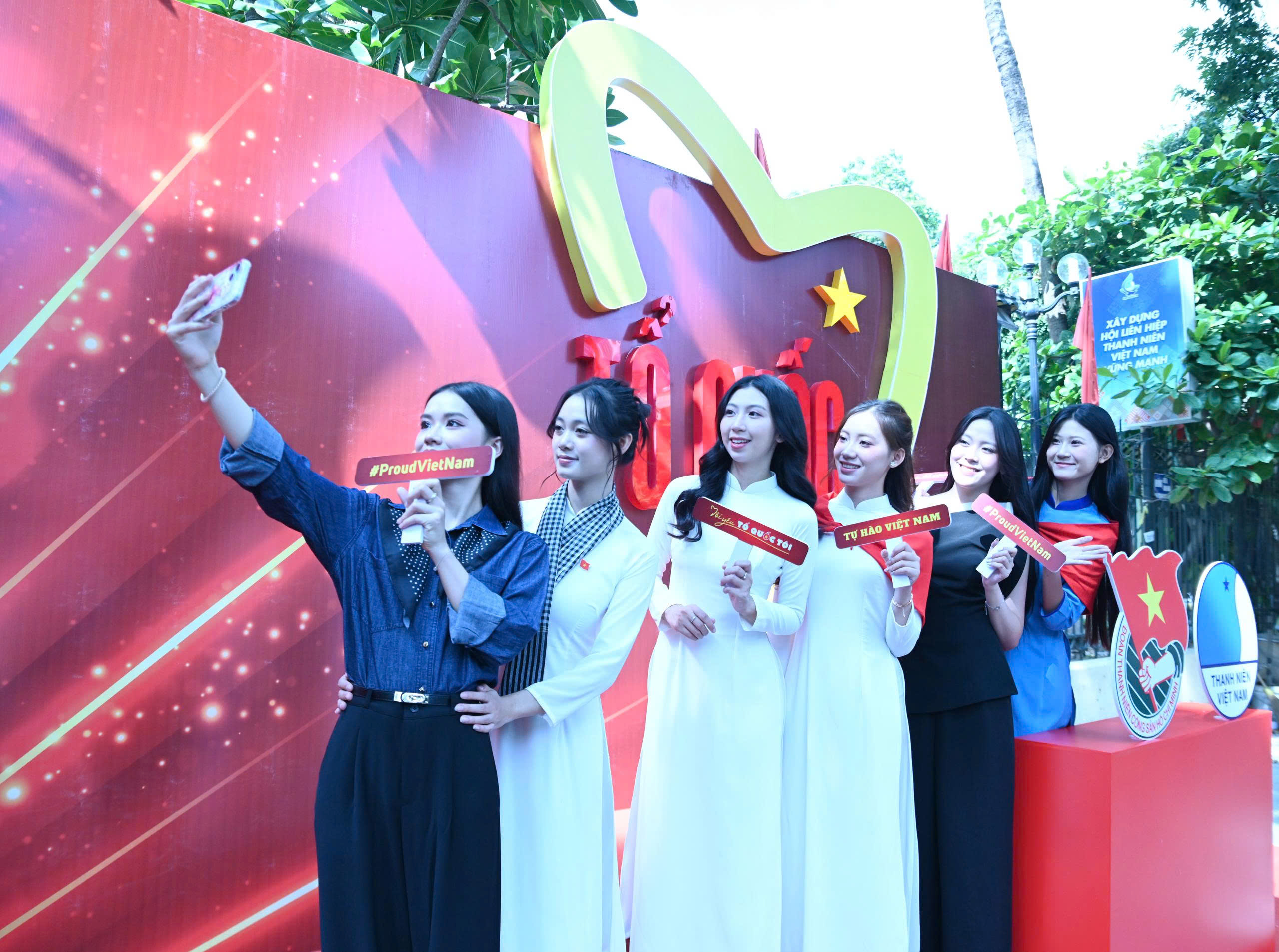 Rozdmýchávání plamene „Miluji svou vlast“ mezi mladými lidmi svým vlastním způsobem - foto 2