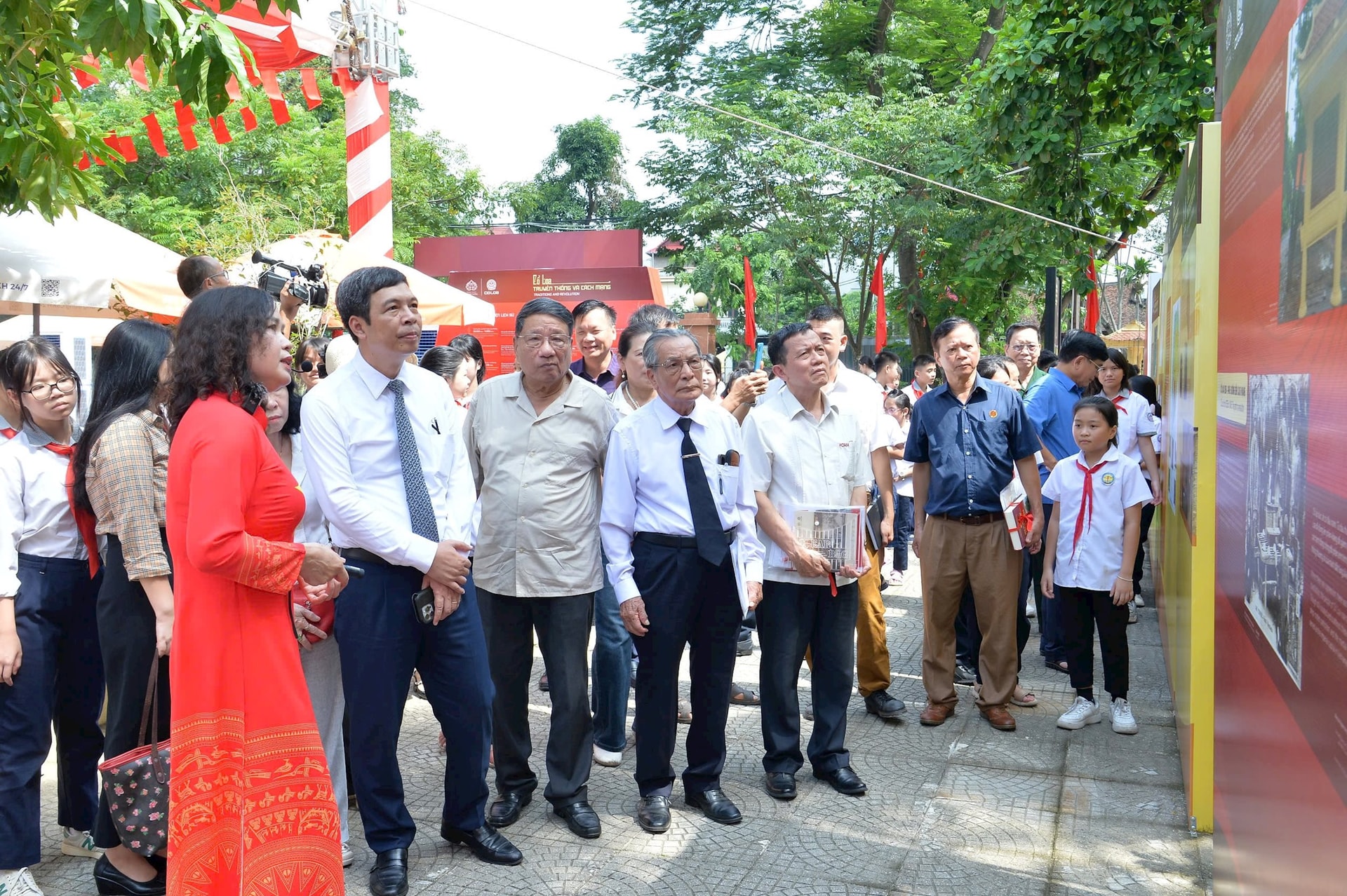 Виставка документів та зображень про «Ко Лоа – традиції та революція» – фото 2