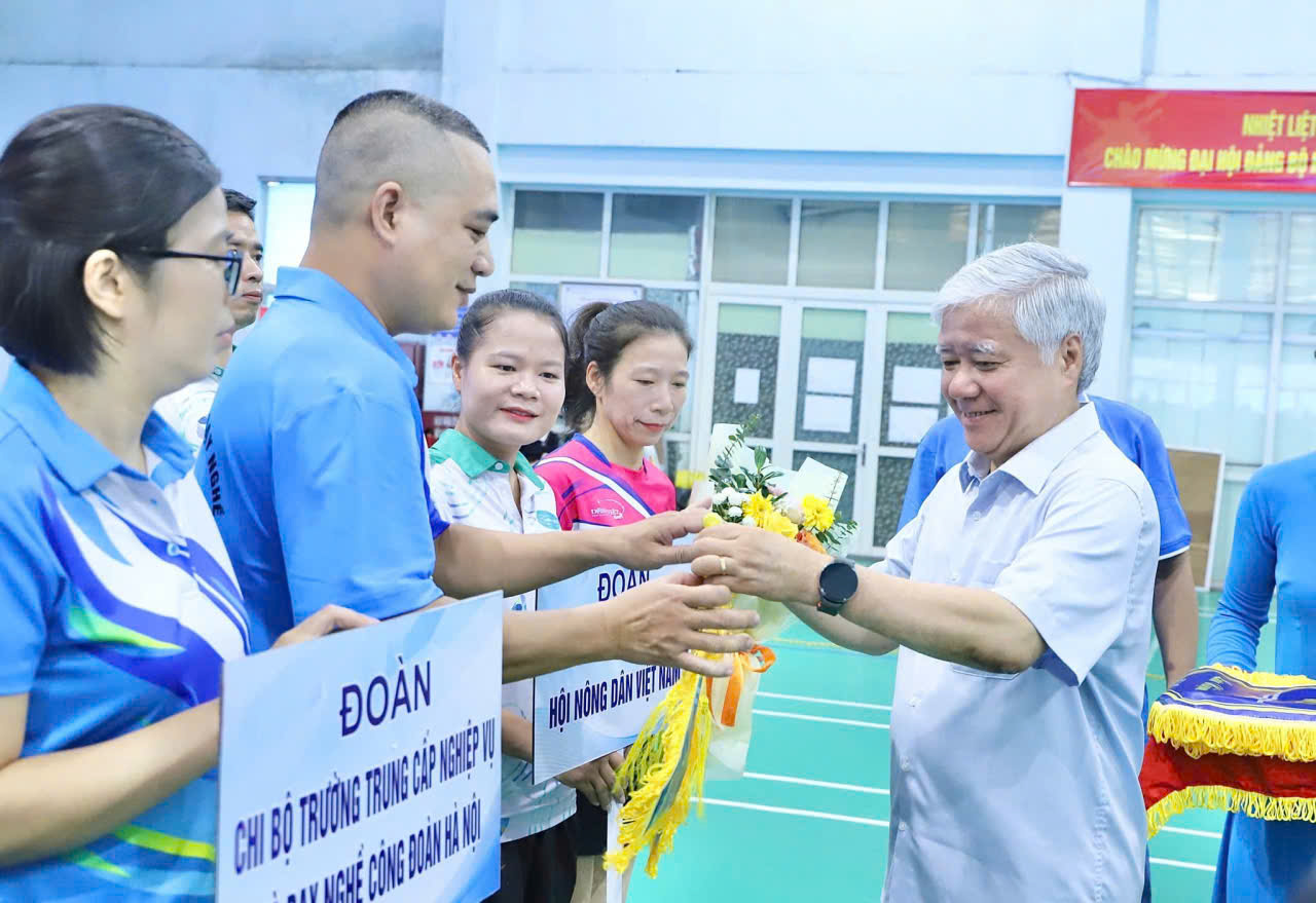 První pořádání sportovního festivalu k přivítání sjezdu delegátů Ústředního výboru strany Vietnamské vlastenecké fronty a ústředních organizací - foto 1