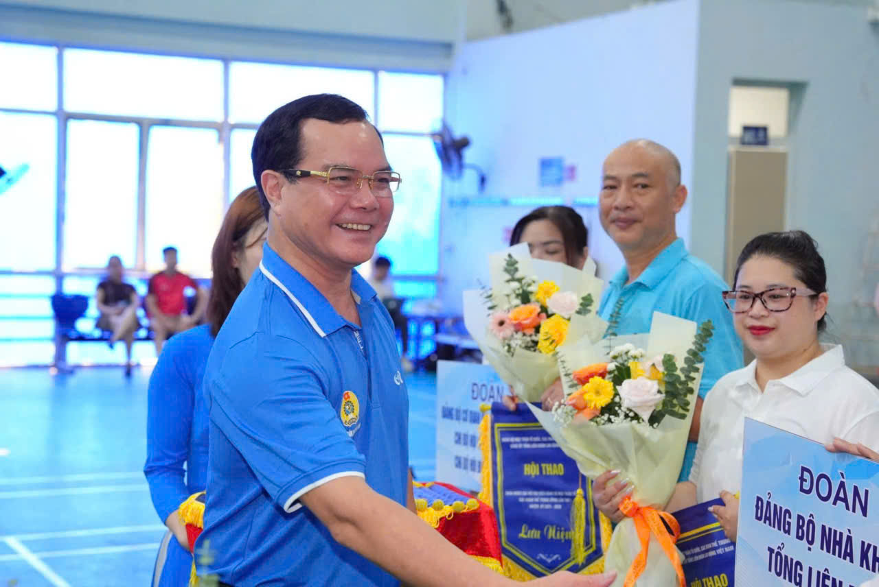 První pořádání sportovního festivalu k přivítání sjezdu delegátů Ústředního výboru strany Vietnamské vlasti a ústředních organizací - foto 3