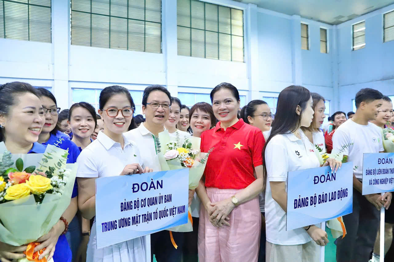 První pořádání sportovního festivalu k přivítání sjezdu delegátů Ústředního výboru strany Vietnamské vlasti a ústředních organizací - foto 4