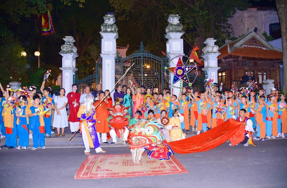 បទពិសោធន៍ពិធីបុណ្យពាក់កណ្តាលសរទរដូវតាមអ៊ីនធឺណិត