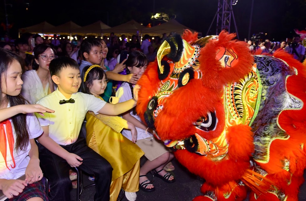 បទពិសោធន៍ពិធីបុណ្យពាក់កណ្តាលសរទរដូវតាមអ៊ីនធឺណិត