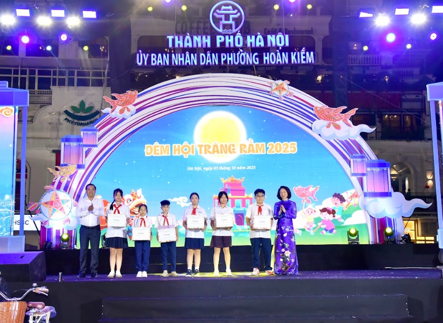 បទពិសោធន៍ពិធីបុណ្យពាក់កណ្តាលសរទរដូវតាមអ៊ីនធឺណិត