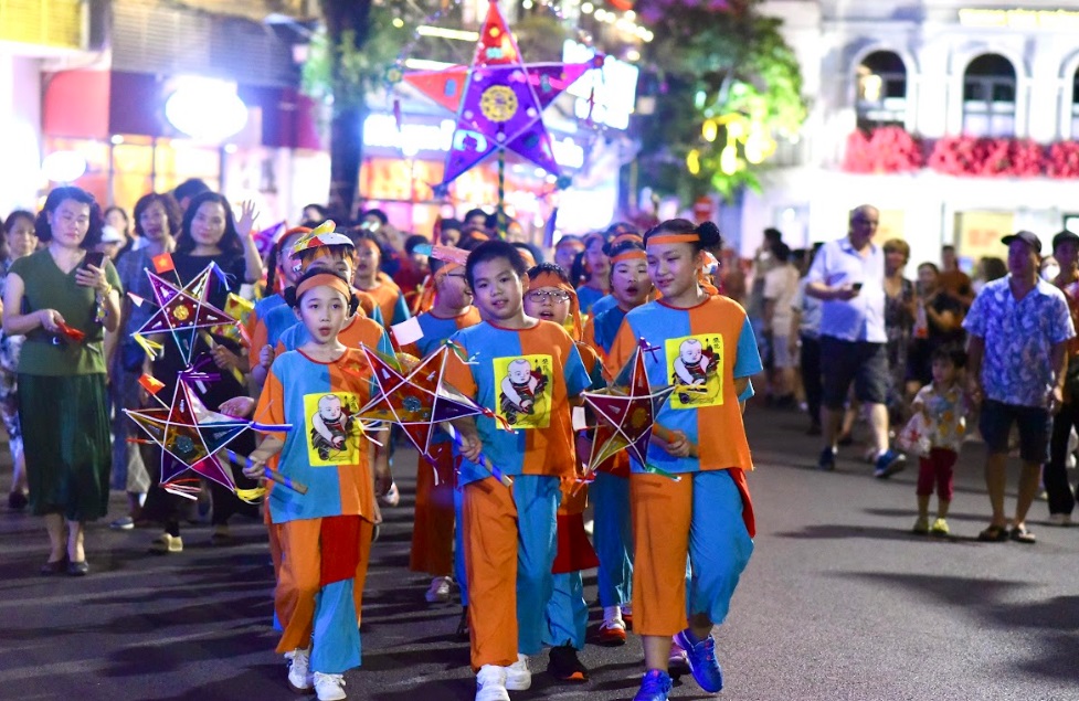 បទពិសោធន៍ពិធីបុណ្យពាក់កណ្តាលរដូវស្លឹកឈើជ្រុះតាមអ៊ីនធឺណិត