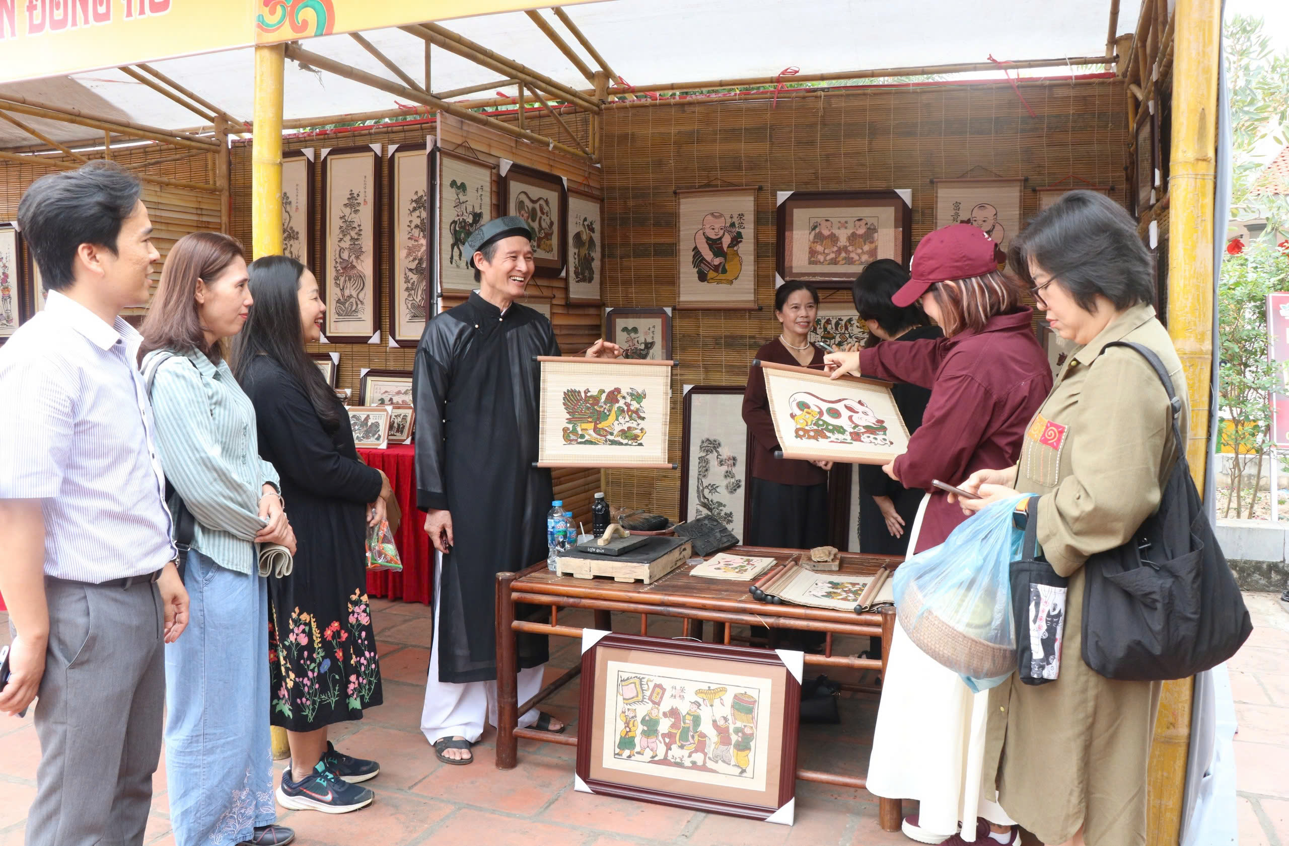 Exhibiting four styles of Vietnamese folk paintings.