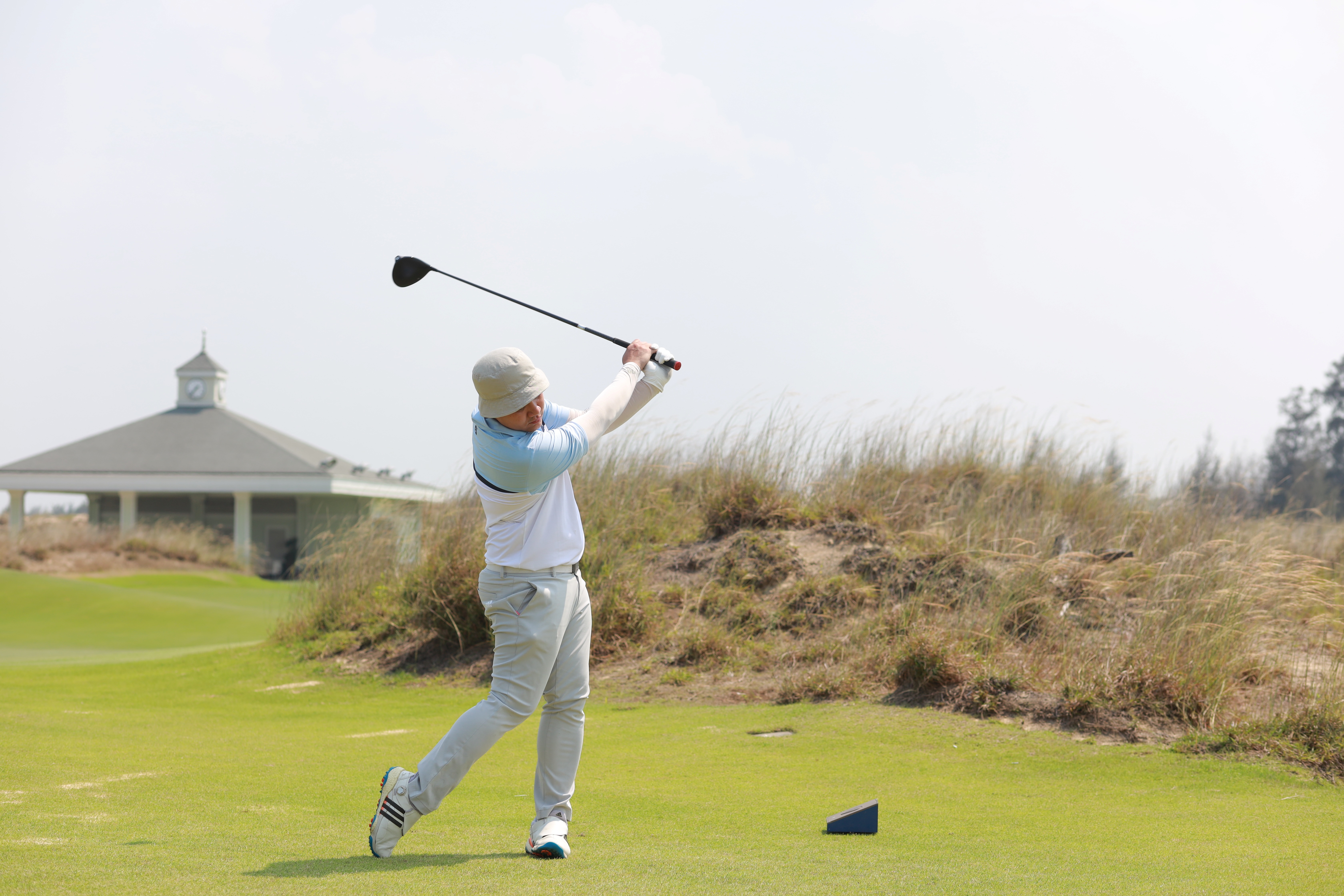 100 golfistas participan en un torneo de golf para recaudar fondos para apoyar a estudiantes de minorías étnicas - foto 2