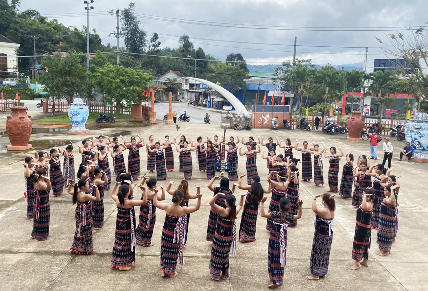 សកម្មភាពពិសេសជាច្រើននៅមហោស្រពវប្បធម៌ប្រពៃណី Co Tu - រូបថត ១