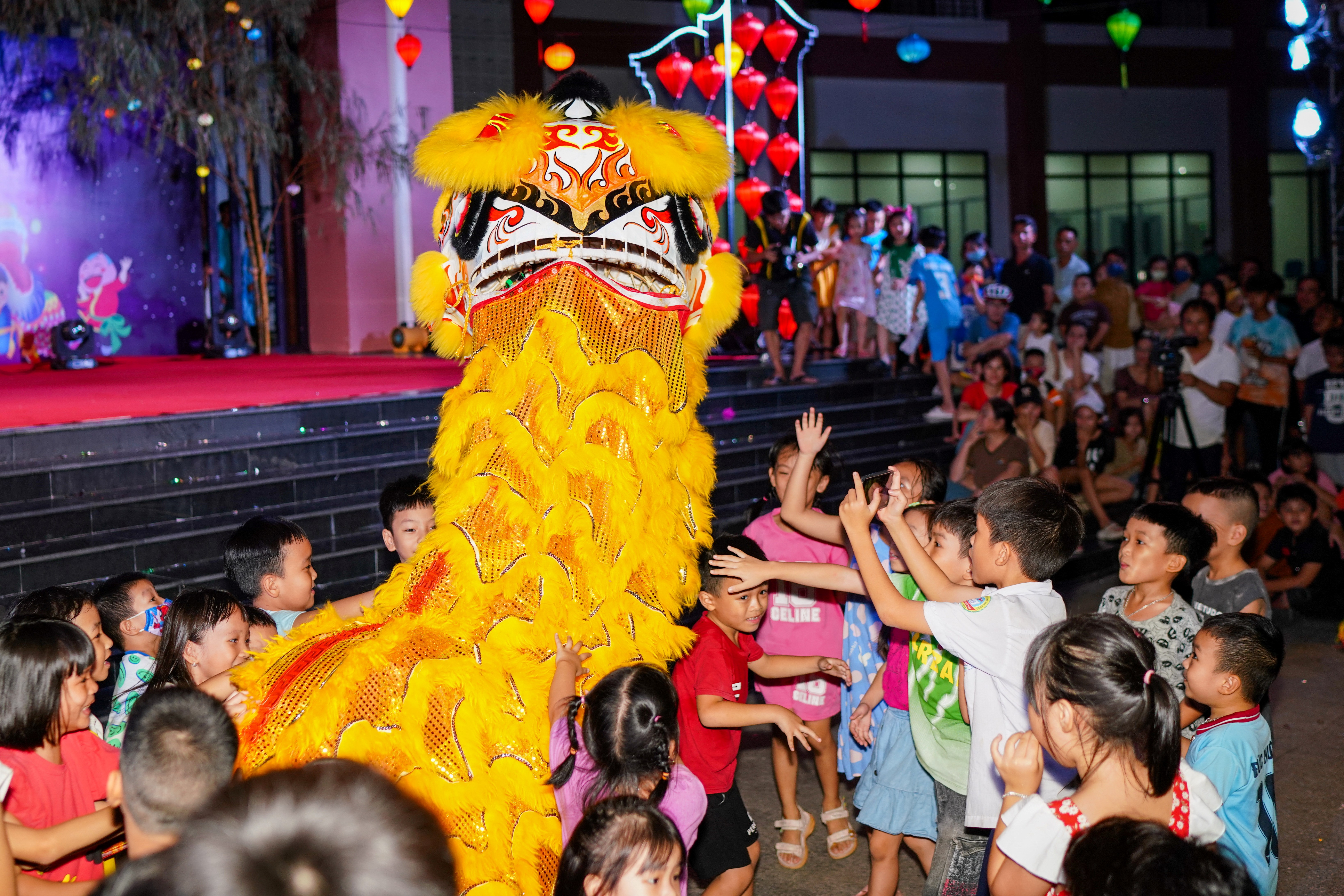 សកម្មភាពបុណ្យពាក់កណ្ដាលសរទរដូវដ៏អ៊ូអរសម្រាប់កុមារ លើកតម្កើងបេតិកភណ្ឌវប្បធម៌ - រូបថត ១