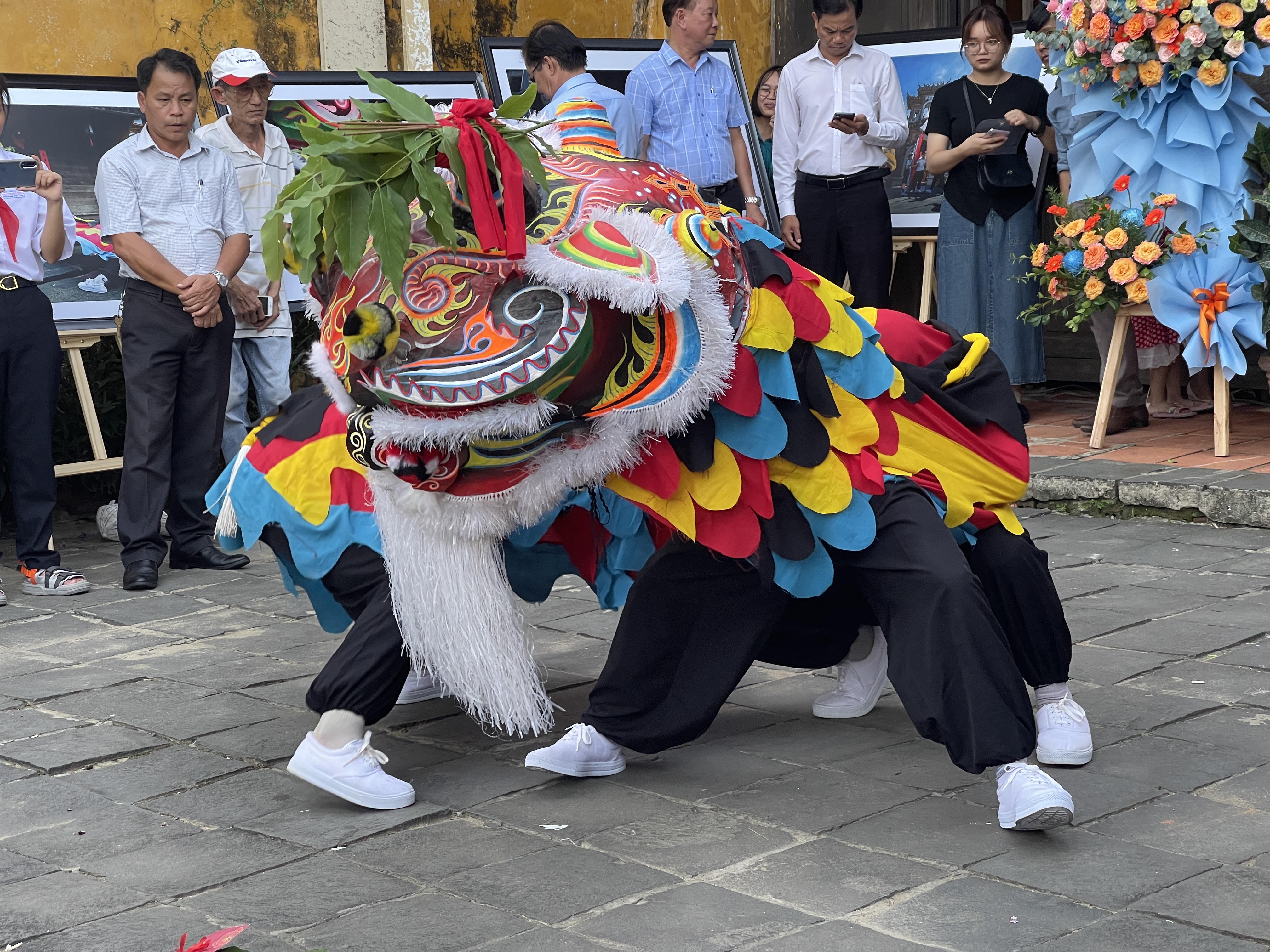 សកម្មភាពបុណ្យពាក់កណ្ដាលសរទរដូវដ៏អ៊ូអរសម្រាប់កុមារ លើកតម្កើងបេតិកភណ្ឌវប្បធម៌ - រូបថត ៩