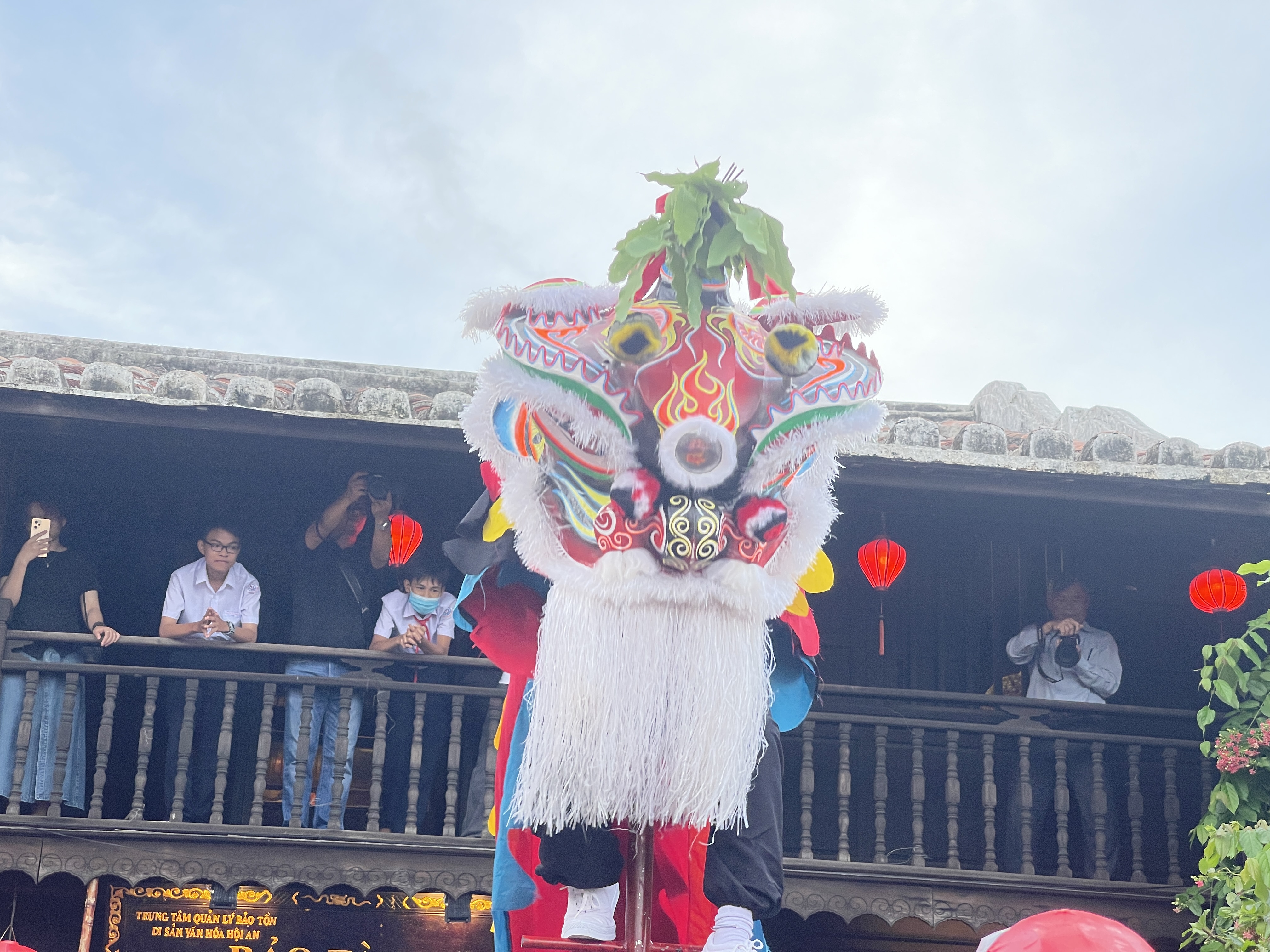 សកម្មភាពបុណ្យពាក់កណ្ដាលសរទរដូវដ៏អ៊ូអរសម្រាប់កុមារលើកតម្កើងបេតិកភណ្ឌវប្បធម៌ - រូបថត ៣