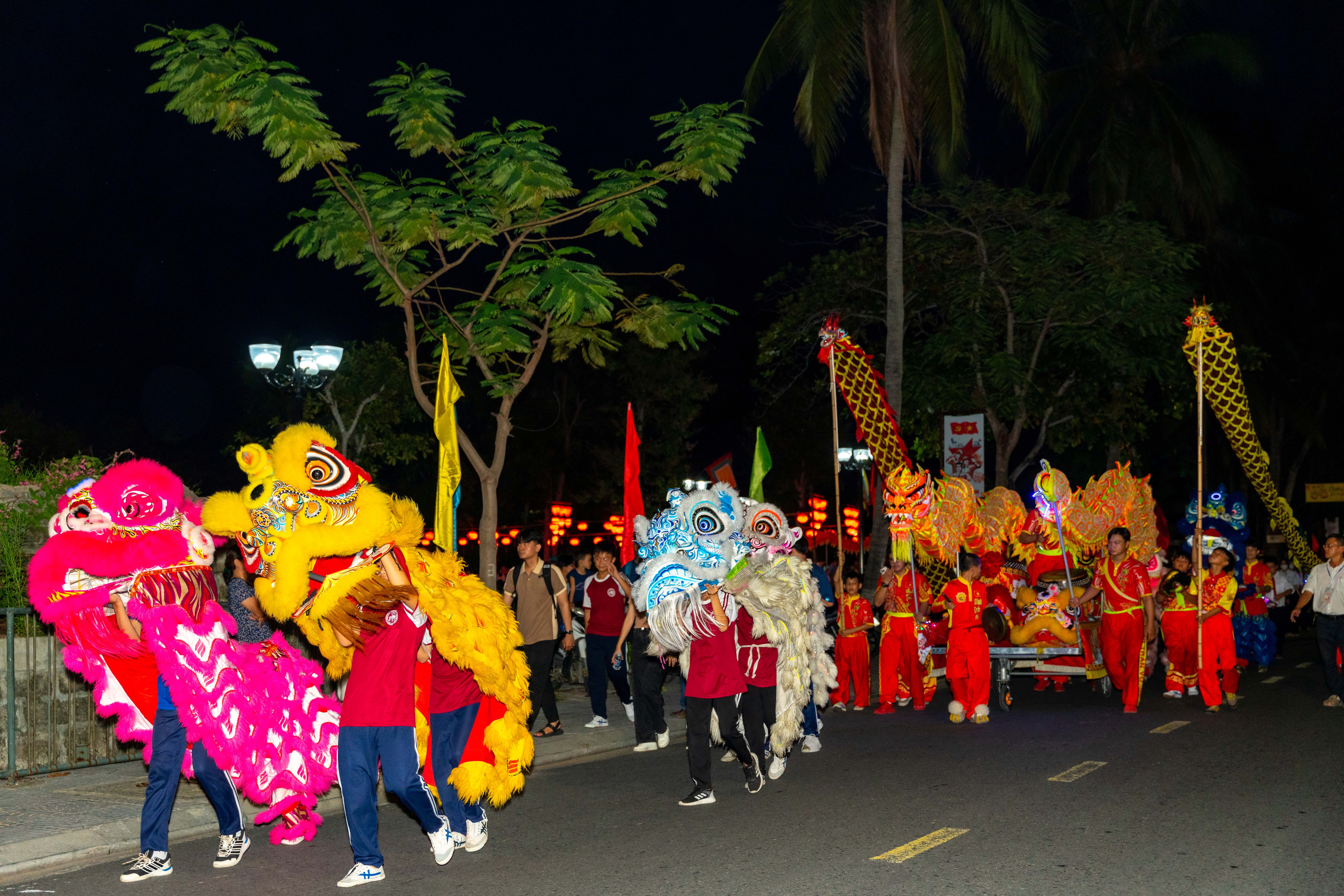 សកម្មភាពបុណ្យពាក់កណ្តាលសរទរដូវដ៏អ៊ូអរសម្រាប់កុមារគោរពបេតិកភណ្ឌវប្បធម៌ - រូបថត ៦