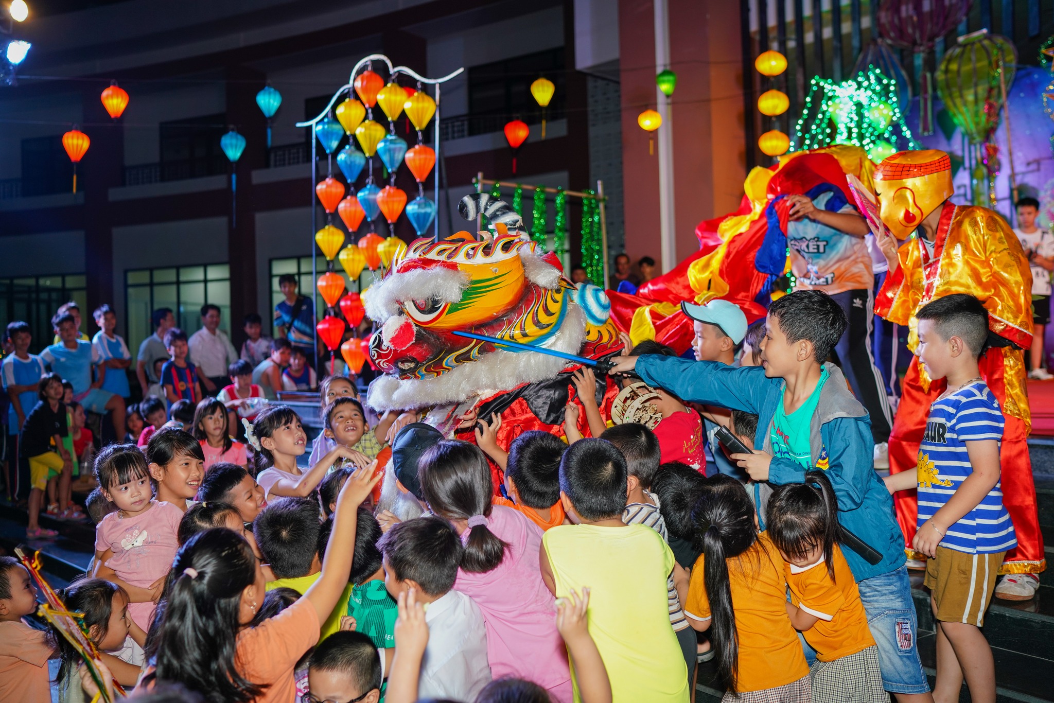 សកម្មភាពពិធីបុណ្យពាក់កណ្តាលសរទរដូវសម្រាប់កុមារ គោរពបេតិកភណ្ឌវប្បធម៌ - រូបថត ៧