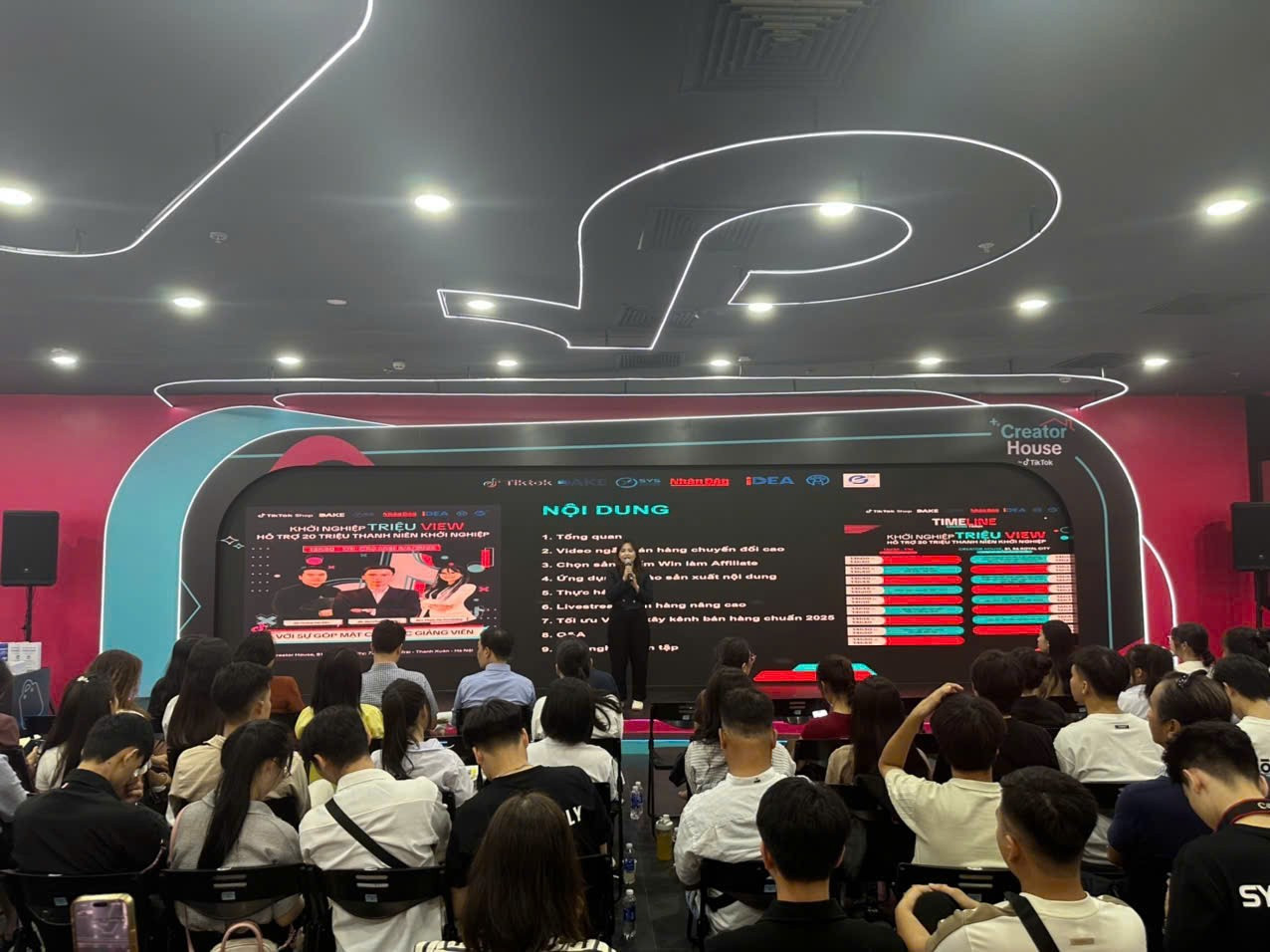 若者向けの人工知能とデジタルビジネスに関するトレーニング。