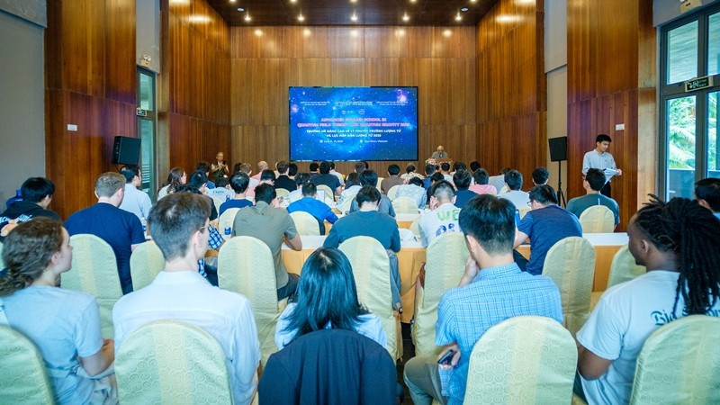 សាលារដូវក្តៅកម្រិតខ្ពស់ឆ្នាំ ២០២៥ ស្តីពីទ្រឹស្តីវាលកង់ទិច និងទំនាញកង់ទិចបានបើកជាផ្លូវការនៅទីក្រុង Quy Nhon ខេត្ត Binh Dinh។