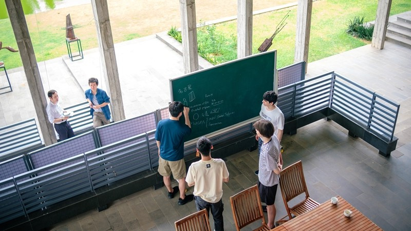 សាលារដូវក្តៅនេះផ្តល់ឱកាសឱ្យអ្នកវិទ្យាសាស្ត្រវ័យក្មេងវៀតណាមចូលរួមក្នុងការពិភាក្សាស៊ីជម្រៅអំពីវឌ្ឍនភាពចុងក្រោយបំផុតនៅក្នុងទ្រឹស្តីកង់ទិច។