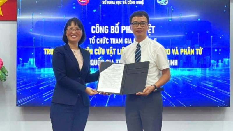 A Sra. Tran Thi Dieu Thuy, Vice-Presidente do Comitê Popular da Cidade de Ho Chi Minh, entregou o Certificado ao Centro de Pesquisa em Materiais Nanoestruturados e Moleculares.