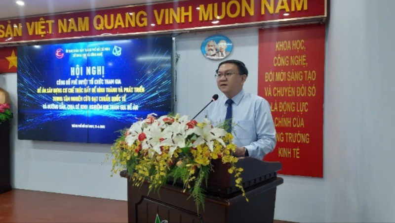 O Sr. Lam Dinh Thang, Diretor do Departamento de Ciência e Tecnologia da Cidade de Ho Chi Minh, discursou na conferência.