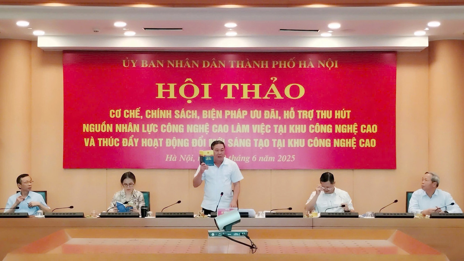 Herr Le Hong Son, ständig vice ordförande för Hanois folkkommitté, talade vid workshopen.