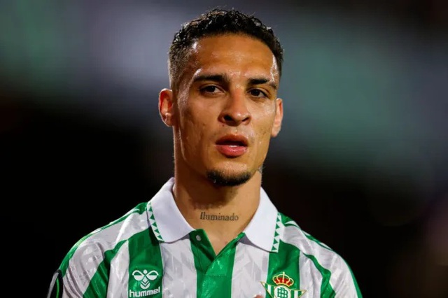 Real Betis finds it difficult to buy Antony outright because of the high price.