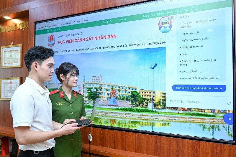 Halk Polis Akademisi öğretim görevlileri ve öğrencileri danışmanlık ve kayıtta yapay zekayı geliştiriyor. (Fotoğraf: THE DAI)