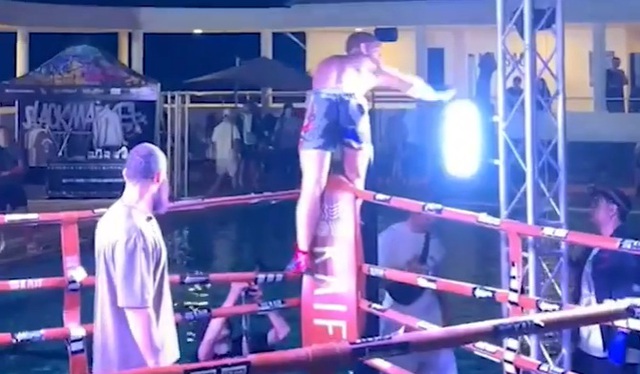 นักมวย ปาร์ชิคอฟ ปีนเชือกเวทีและเตรียมกระโดดลงไปในทะเลสาบเพื่อเฉลิมฉลองชัยชนะของเขา